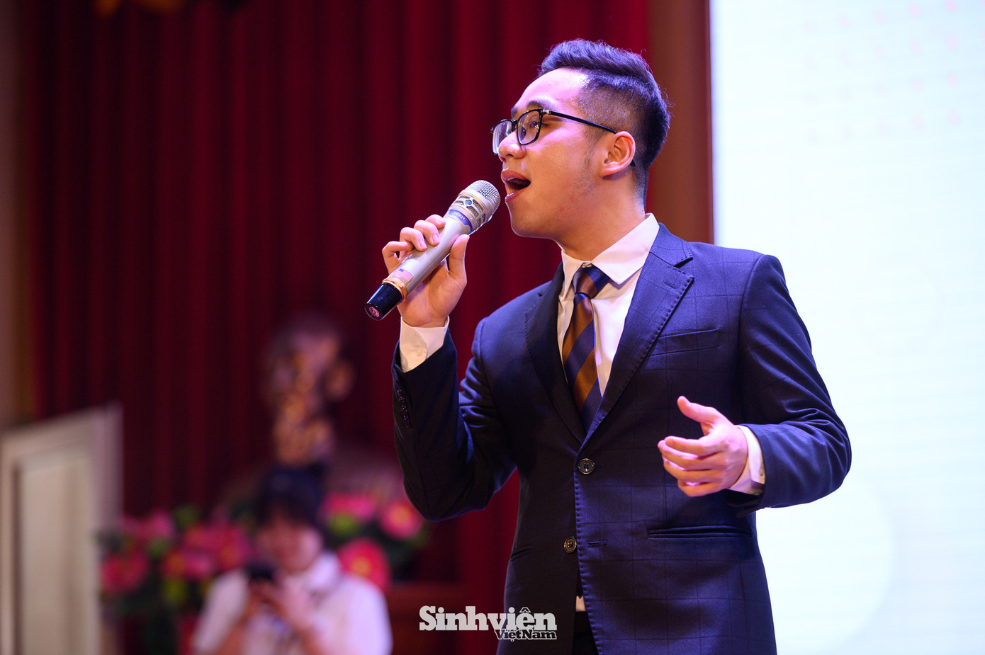 Ca sĩ Nguyễn Trần Hiếu bày tỏ: “Tôi muốn truyền tải thông điệp về sự tận tâm và thử thách trong nghề nghiệp. Từ đó, giúp các bạn cảm nhận được sâu sắc ý nghĩa của việc học tập và cống hiến”.