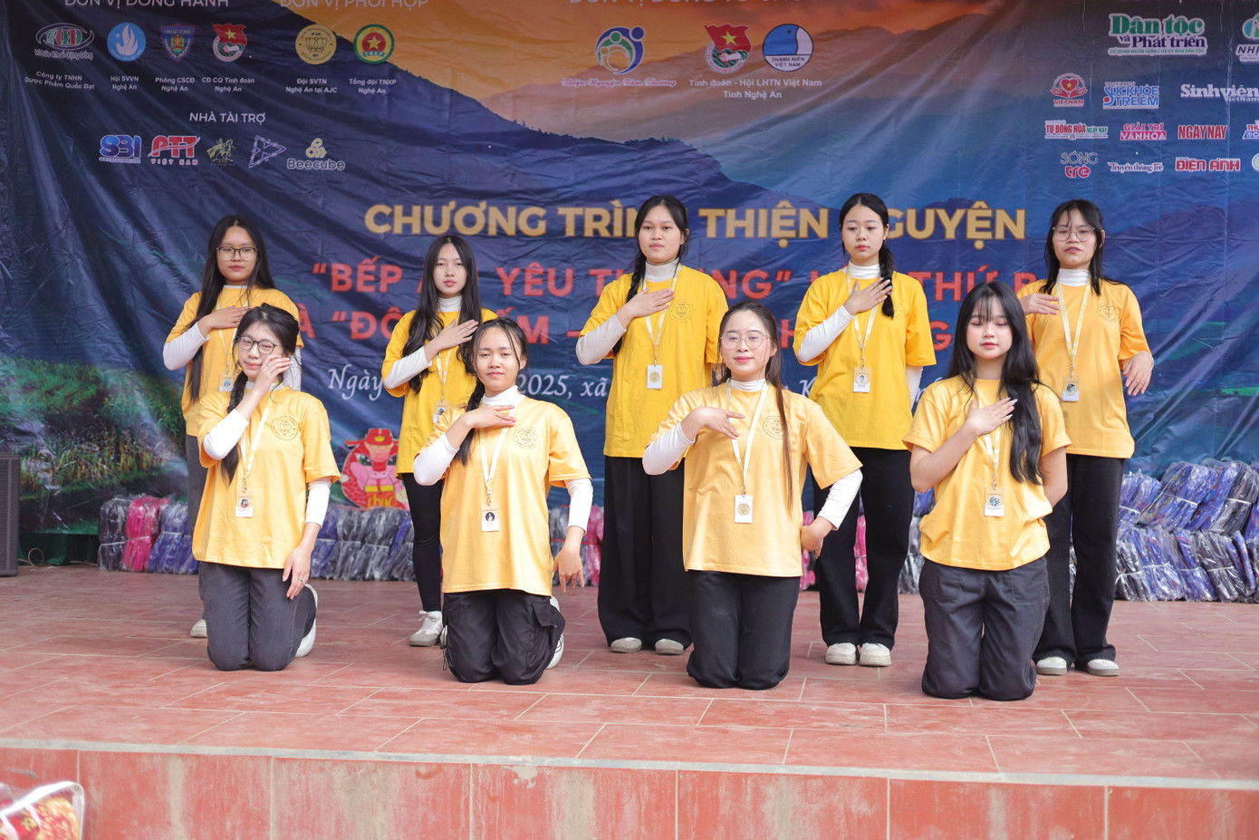 Tiết mục văn nghệ mở màn khuấy động bầu không khí. (Ảnh BTC)