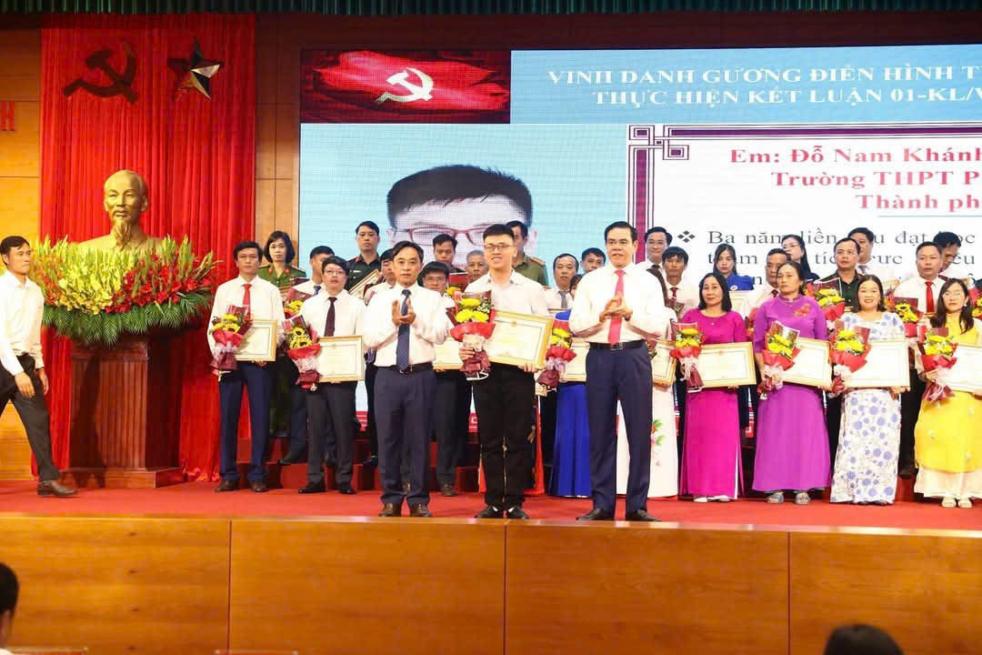 Khánh nhận bằng khen vinh danh. Khánh nhận bằng khen vinh danh.