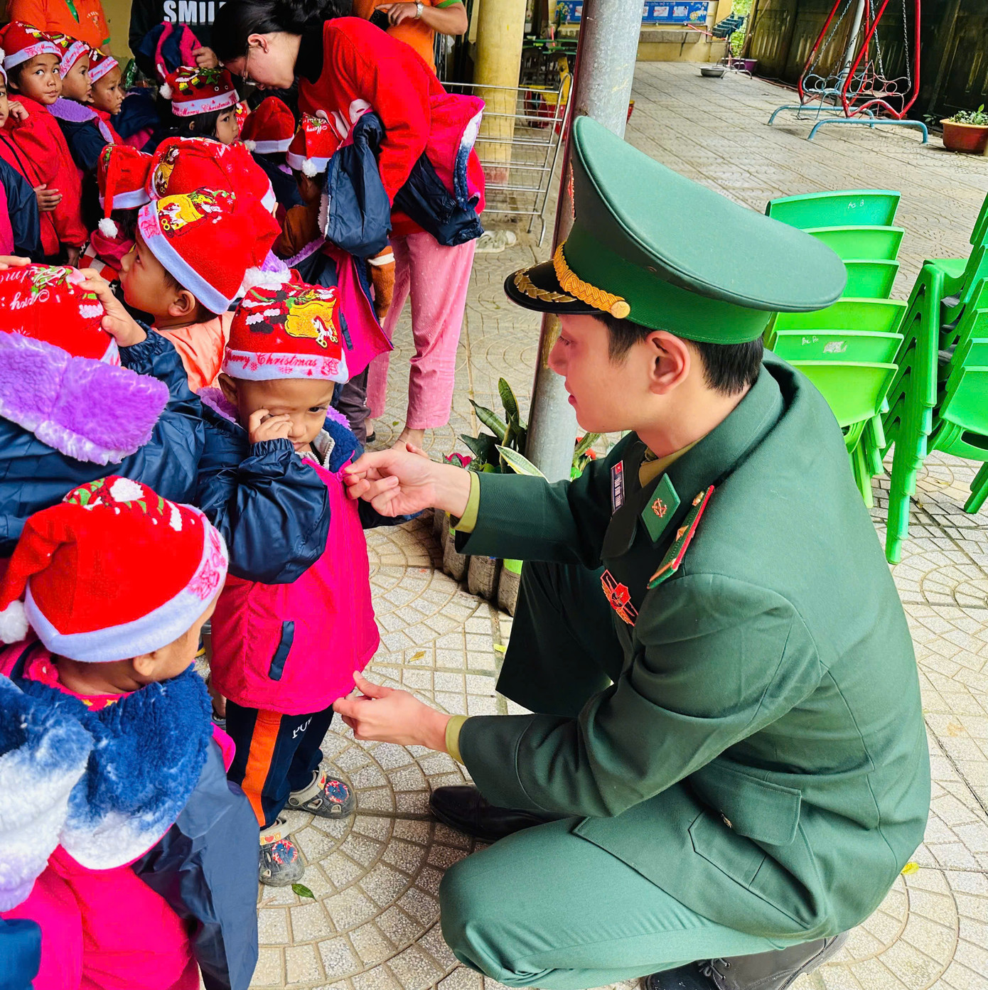 Đình Thành tích cực tham gia các hoạt động của đơn vị. Đình Thành tích cực tham gia các hoạt động của đơn vị.