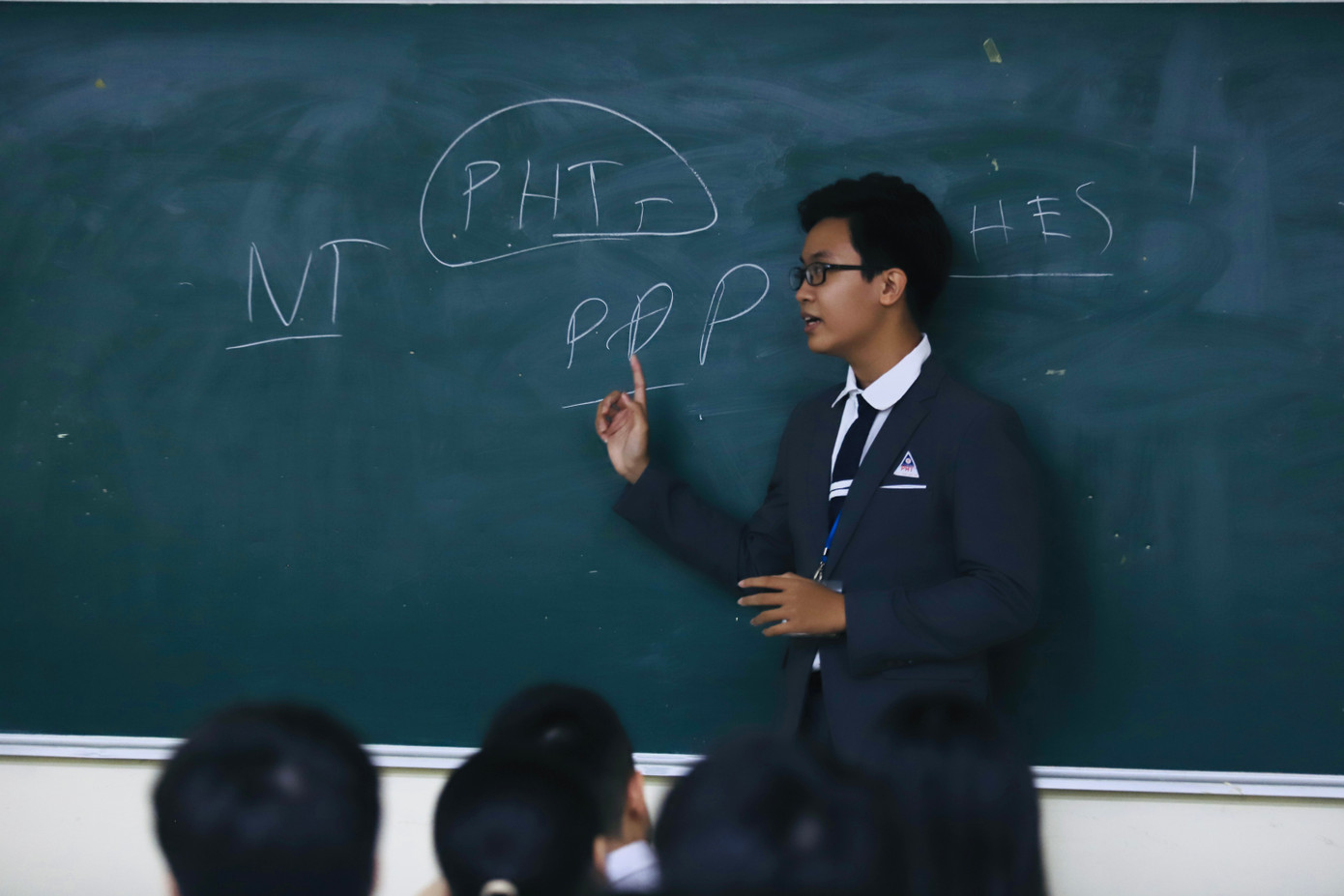 Tuấn Nguyên linh hoạt luyện tập cho các bạn trẻ theo nhóm nhỏ.