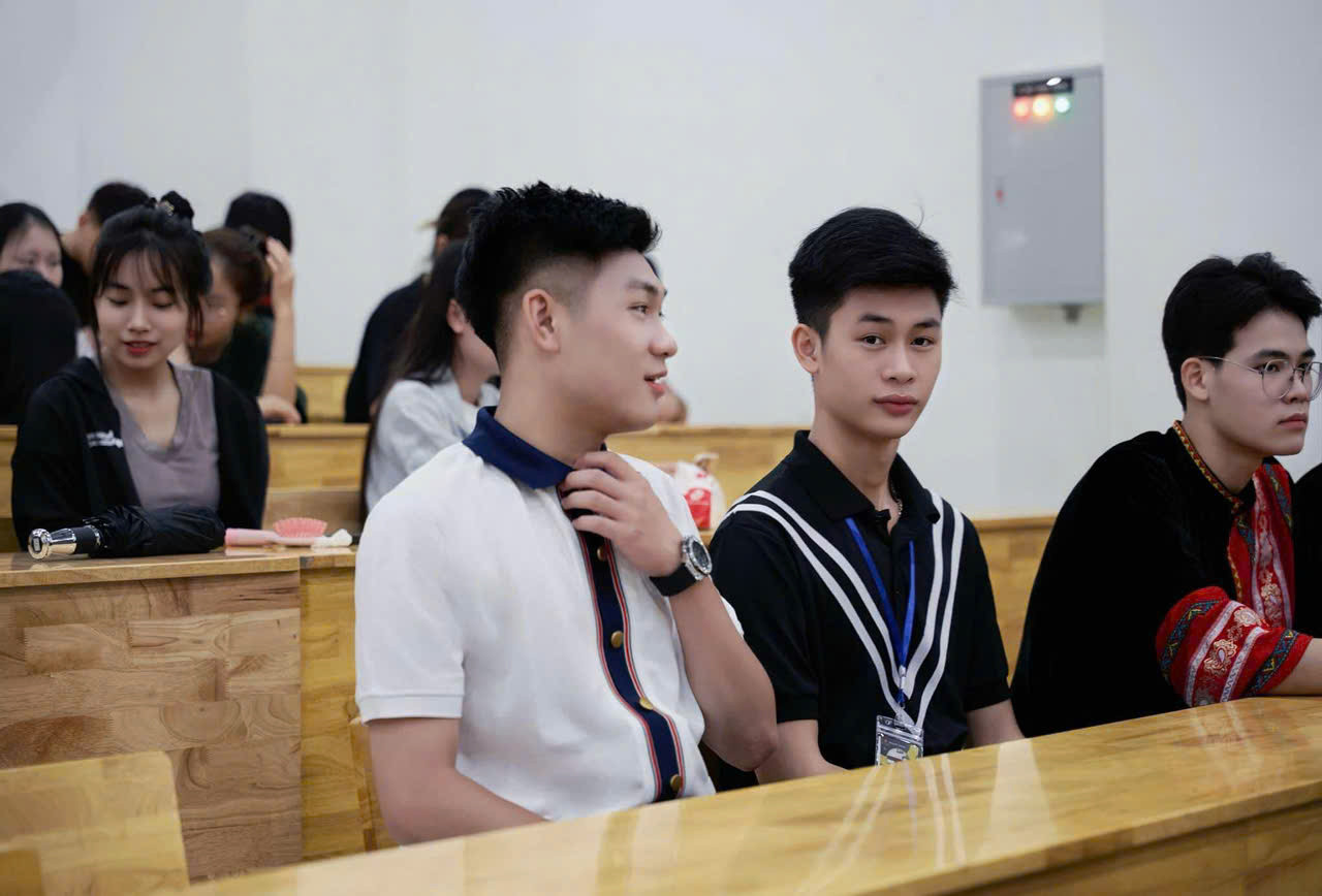 Chiến Thắng tham gia sự kiện ngoại khóa của khoa tổ chức.