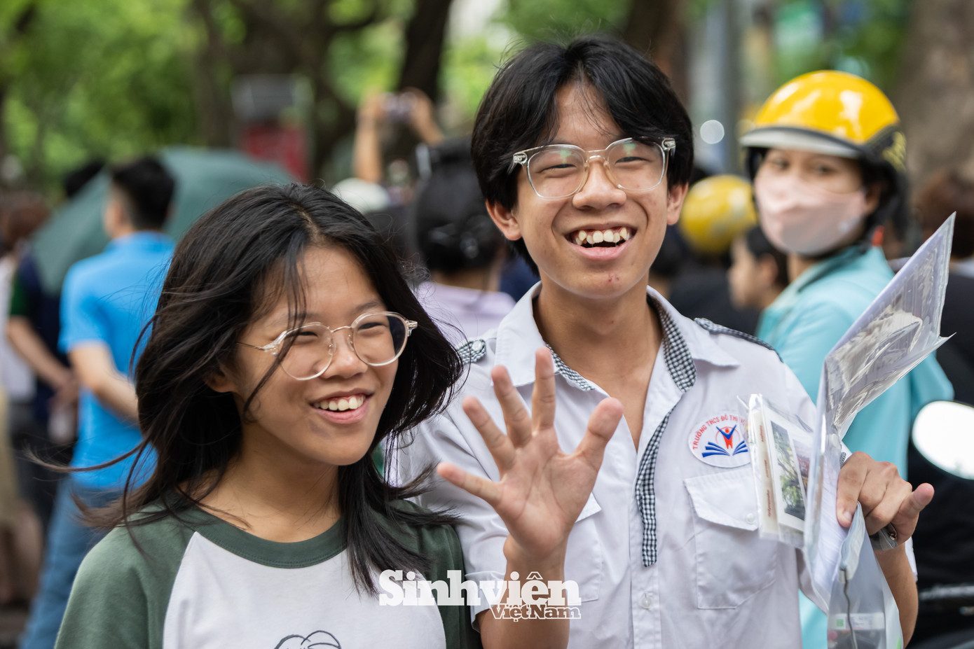 Kết thúc môn thi thứ hai, nhiều thí sinh rời điểm thi với nụ cười rạng rỡ, phấn chấn. Ghi nhận tại điểm thi Trường THPT Phan Đình Phùng và Trường THPT Nguyễn Trãi - Ba Đình, nhiều sĩ tử đánh giá đề vừa sức, "dễ thở". Kết thúc môn thi thứ hai, nhiều thí sinh rời điểm thi với nụ cười rạng rỡ, phấn chấn. Ghi nhận tại điểm thi Trường THPT Phan Đình Phùng và Trường THPT Nguyễn Trãi - Ba Đình, nhiều sĩ tử đánh giá đề vừa sức, "dễ thở".