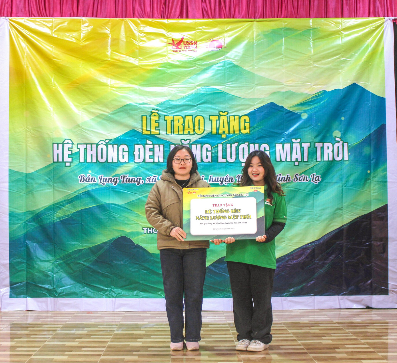 Ngân đại diện cho Đội Sinh viên làm Công tác xã hội để trao tặng hệ thống 15 cột đèn năng lượng mặt trời đến với bản Lung Tang, xã Hồng Ngài.