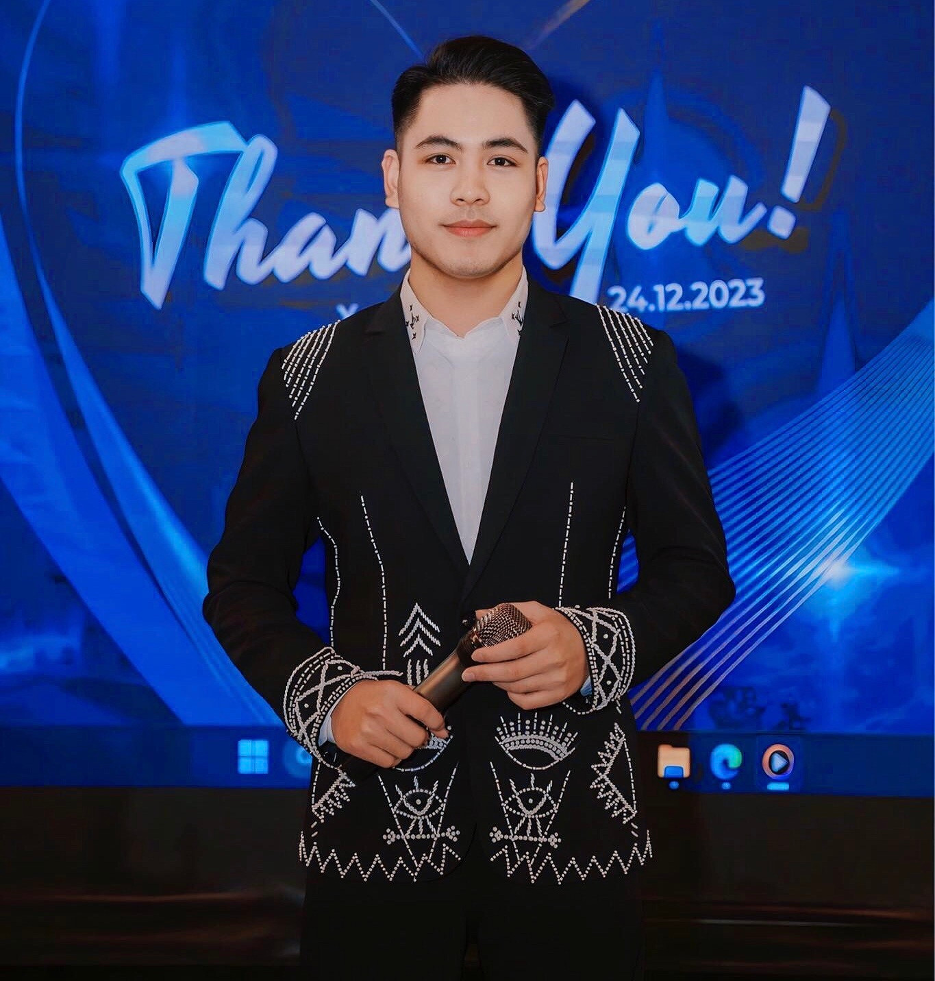 Mình rất tâm đắc và coi đó là động lực để sống tốt hơn mỗi ngày với câu nói của bác sĩ, liệt sĩ Đặng Thùy Trâm: “Đời phải trải qua giông tố nhưng không được cúi đầu trước giông tố”, Ngọc Nam bày tỏ.