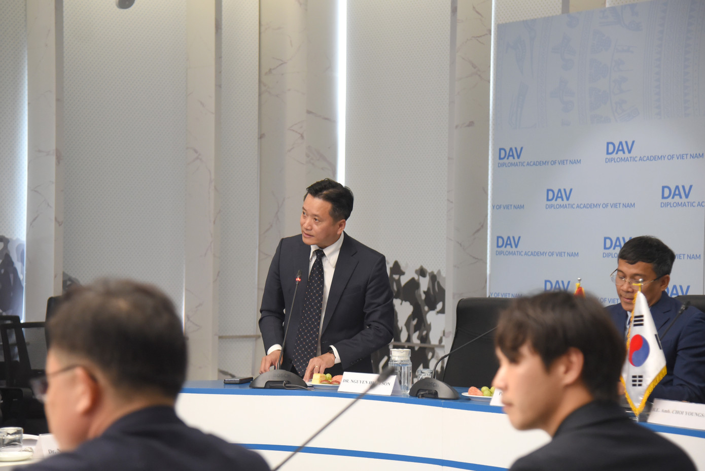 Tiến sĩ Nguyễn Hùng Sơn, Quyền Giám đốc Học viện Ngoại giao, khẳng định tại buổi lễ: Dự án là thành quả của hơn ba năm nỗ lực không ngừng, mở ra bước ngoặt trong hành trình đổi mới và phát triển của Học viện.