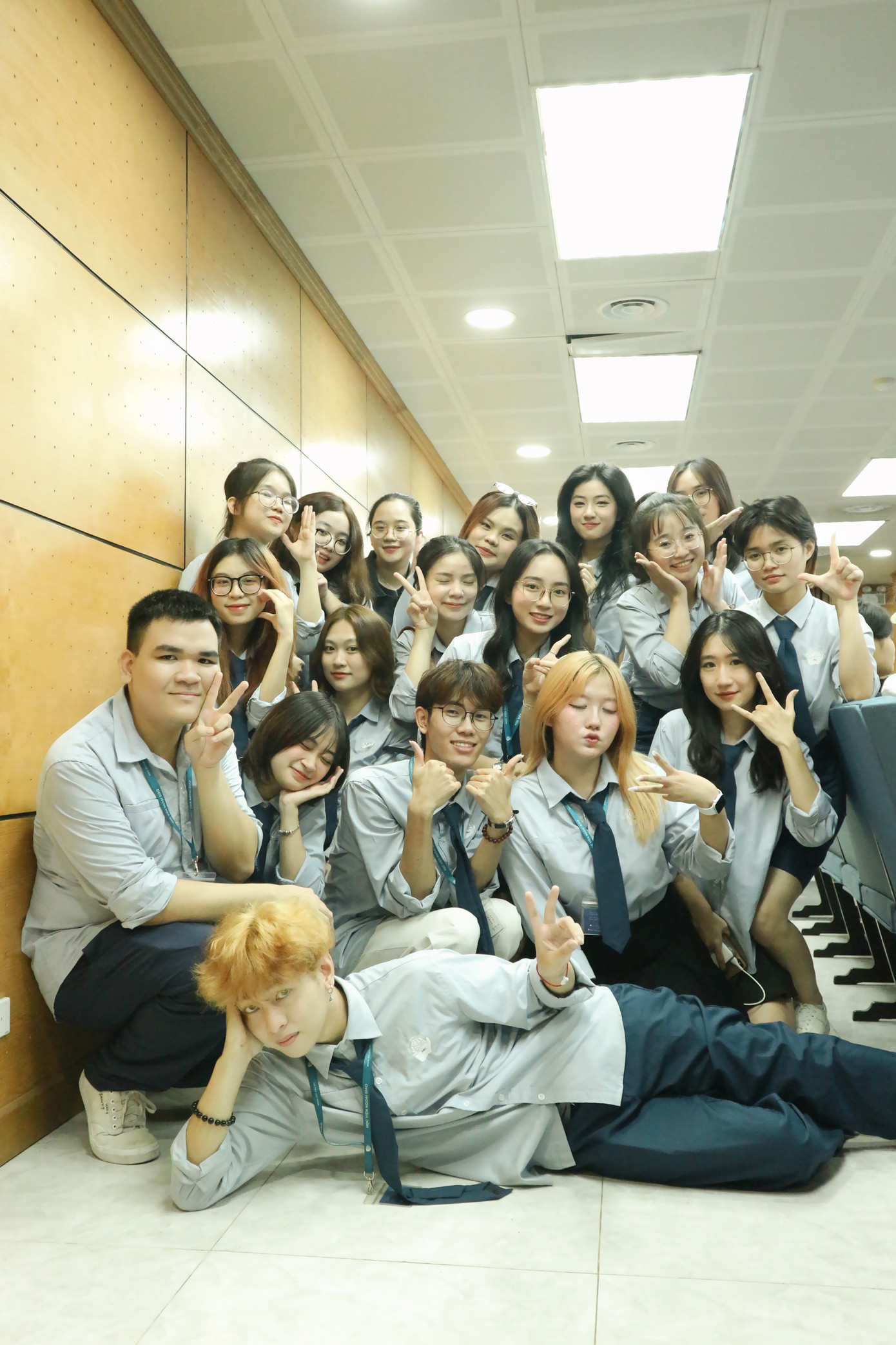 Nữ sinh đánh giá cao tầm quan trọng của làm việc nhóm và luôn trân trọng những người đồng đội của mình. Nữ sinh đánh giá cao tầm quan trọng của làm việc nhóm và luôn trân trọng những người đồng đội của mình.