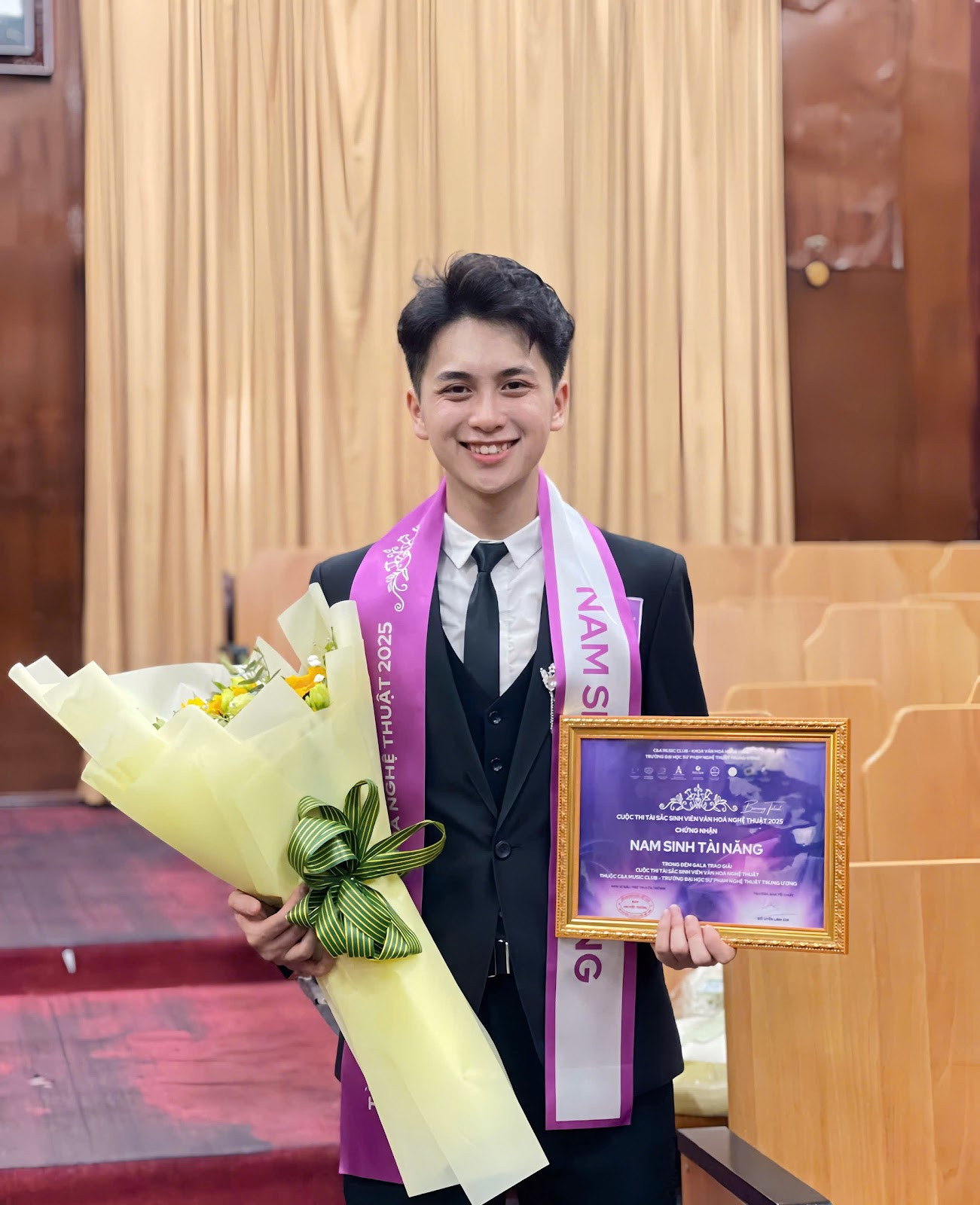 Võ Văn Thành trong giây phút đăng quang danh hiệu “Nam sinh Tài năng” của cuộc thi Tài sắc Sinh viên Văn hoá Nghệ thuật 2025.