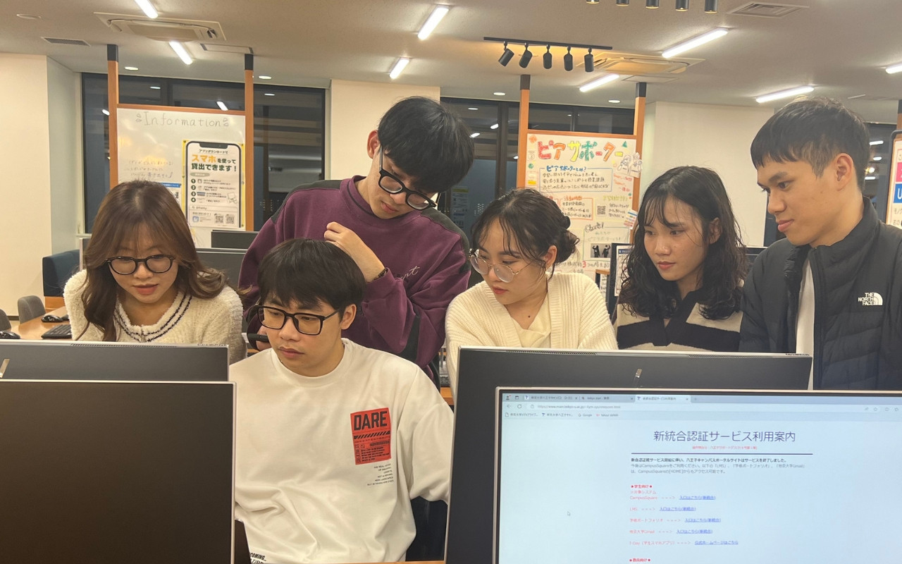 An (áo trắng, đeo kính) cùng các bạn học tại trường Teikyo. An (áo trắng, đeo kính) cùng các bạn học tại trường Teikyo.