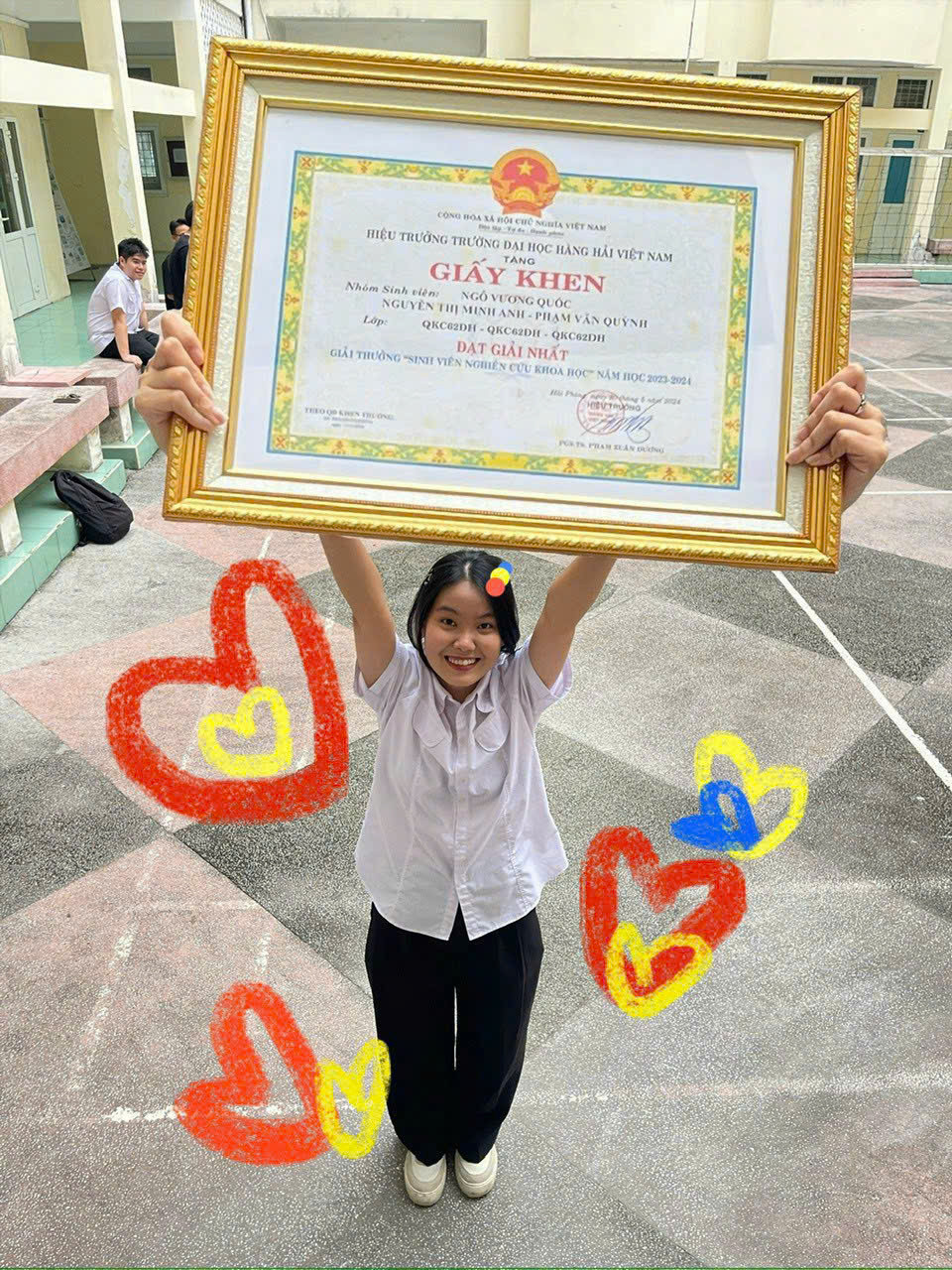 Minh Anh cùng nhóm sinh viên đạt Giải Nhất Nghiên cứu khoa học cấp Trường năm 2024.