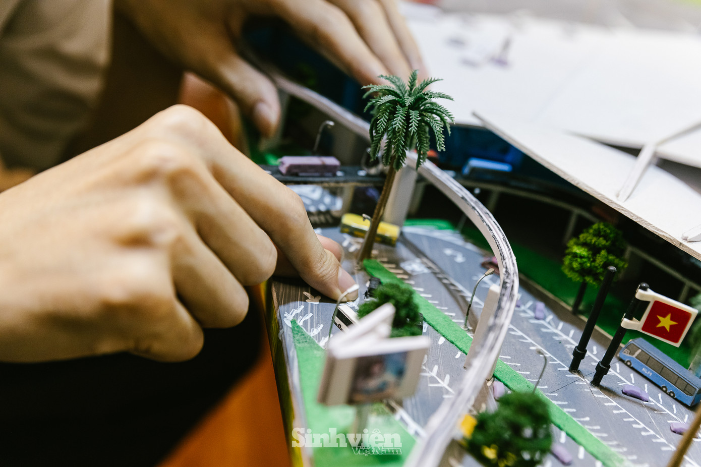 Để hoàn thành "công trình" này, Dương đã mất 21 ngày với các công đoạn: lên ý tưởng, thiết kế bản vẽ và thi công. "Mình sử dụng xốp formex, một loại vật liệu bền, dễ thi công và sơn phủ," Dương cho biết. "Chi tiết mình tâm đắc nhất là nhà ga hành khách. Mình đã dành rất nhiều thời gian và tâm huyết để thiết kế nó."