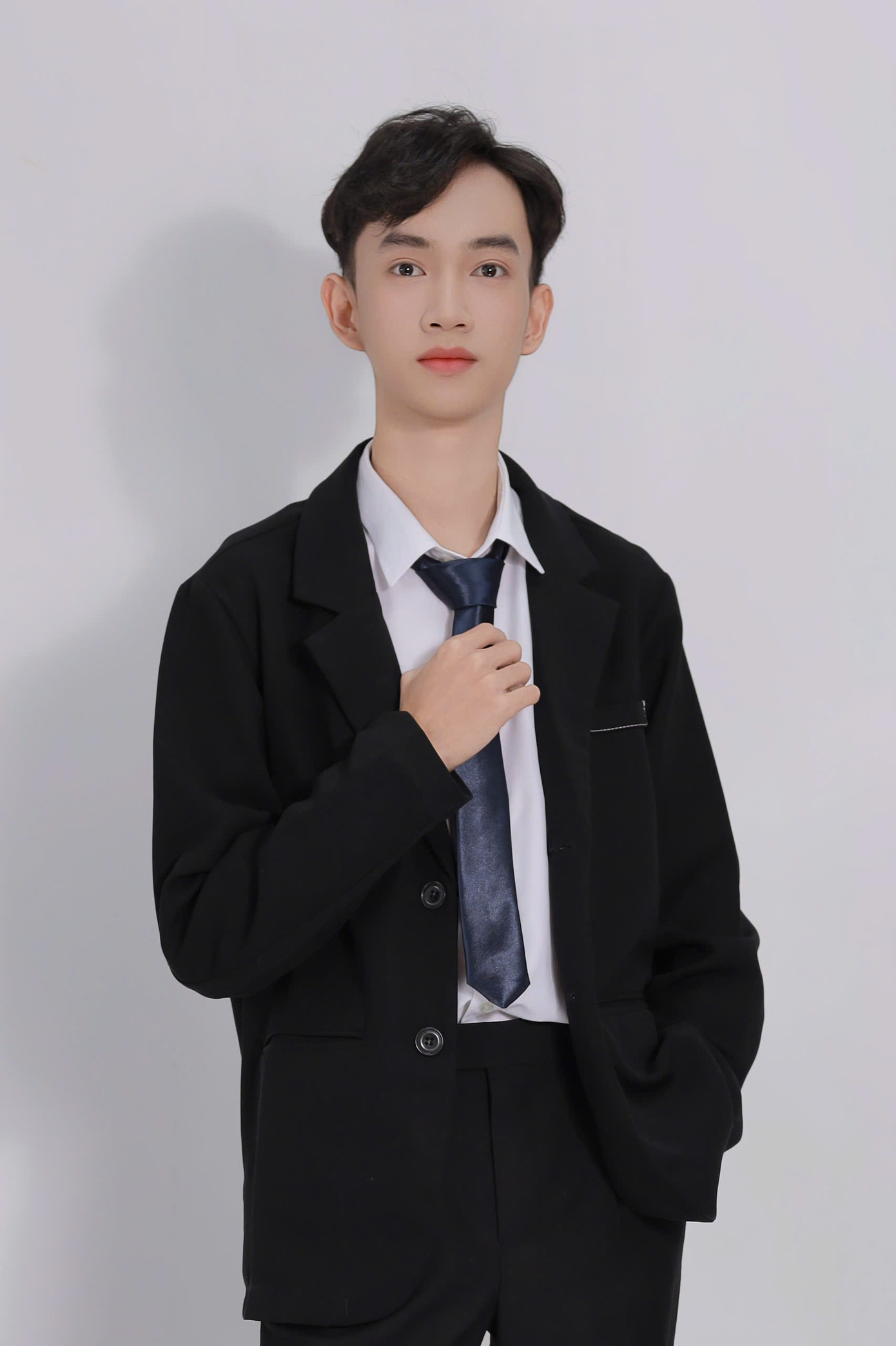 Kiên định theo đuổi ước mơ của bản thân, nam sinh trường Luật bày tỏ “Mình sẽ cố gắng để theo đuổi nghề Luật sư, góp phần bảo vệ công bằng xã hội, bảo vệ quyền, lợi ích hợp pháp của cá nhân, cơ quan, tổ chức; góp phần xây dựng và hoàn thiện hệ thống pháp luật; nâng cao ý thức pháp luật cho cộng đồng. Cùng với đó, mình sẽ tiếp tục theo đuổi và lan tỏa những giá trị tích cực của các hoạt động tình nguyện, hoạt động vì cộng đồng”.