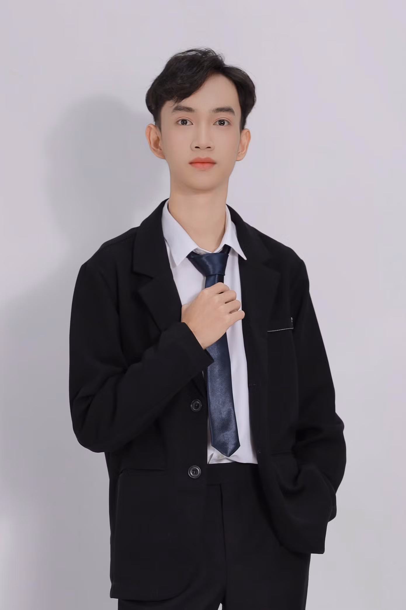 Kiên định theo đuổi ước mơ của bản thân, nam sinh trường Luật bày tỏ “Mình sẽ cố gắng để theo đuổi nghề Luật sư, góp phần bảo vệ công bằng xã hội, bảo vệ quyền, lợi ích hợp pháp của cá nhân, cơ quan, tổ chức; góp phần xây dựng và hoàn thiện hệ thống pháp luật; nâng cao ý thức pháp luật cho cộng đồng. Cùng với đó, mình sẽ tiếp tục theo đuổi và lan tỏa những giá trị tích cực của các hoạt động tình nguyện, hoạt động vì cộng đồng”.