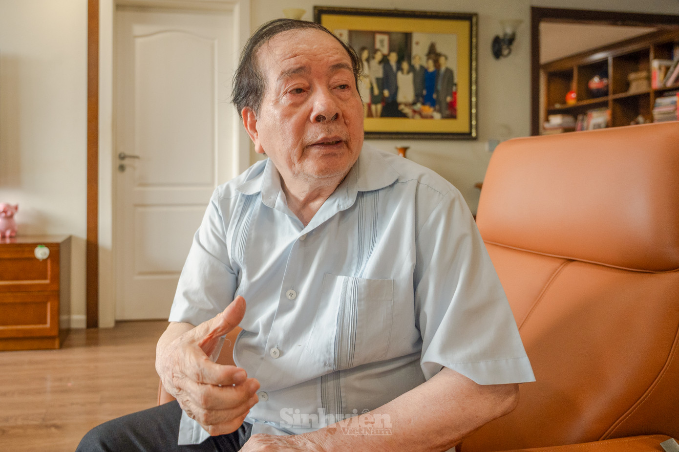 "Là nhân chứng, bởi vì chúng tôi được chứng kiến tất cả những gì xảy ra trong đời sống chiến tranh, trong hành trình cách mạng của dân tộc. Là tác nhân, vì chúng tôi trực tiếp tham gia vào những biến động lớn lao ấy với tư cách là người lính." - Nhà thơ Hữu Thỉnh chia sẻ.