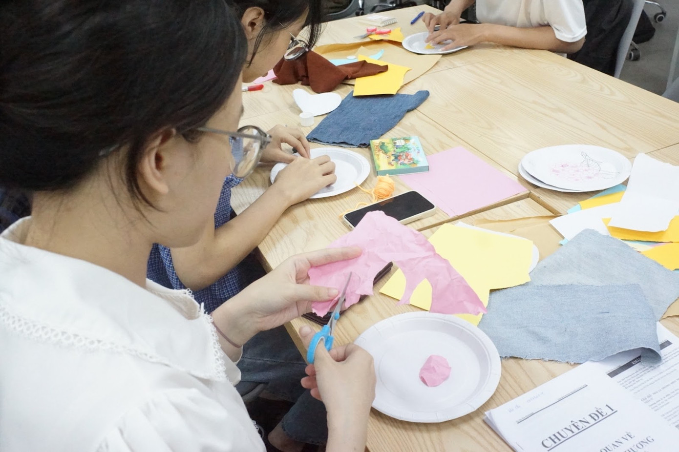 Các bạn trẻ tự tay làm nên những tác phẩm bảo vệ môi trường.