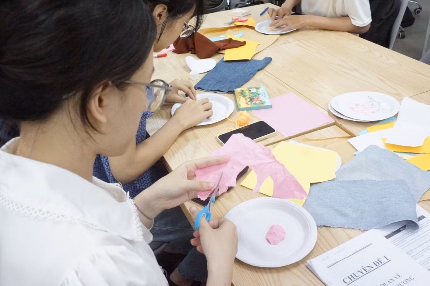 Các bạn trẻ tự tay làm nên những tác phẩm bảo vệ môi trường. Các bạn trẻ tự tay làm nên những tác phẩm bảo vệ môi trường.