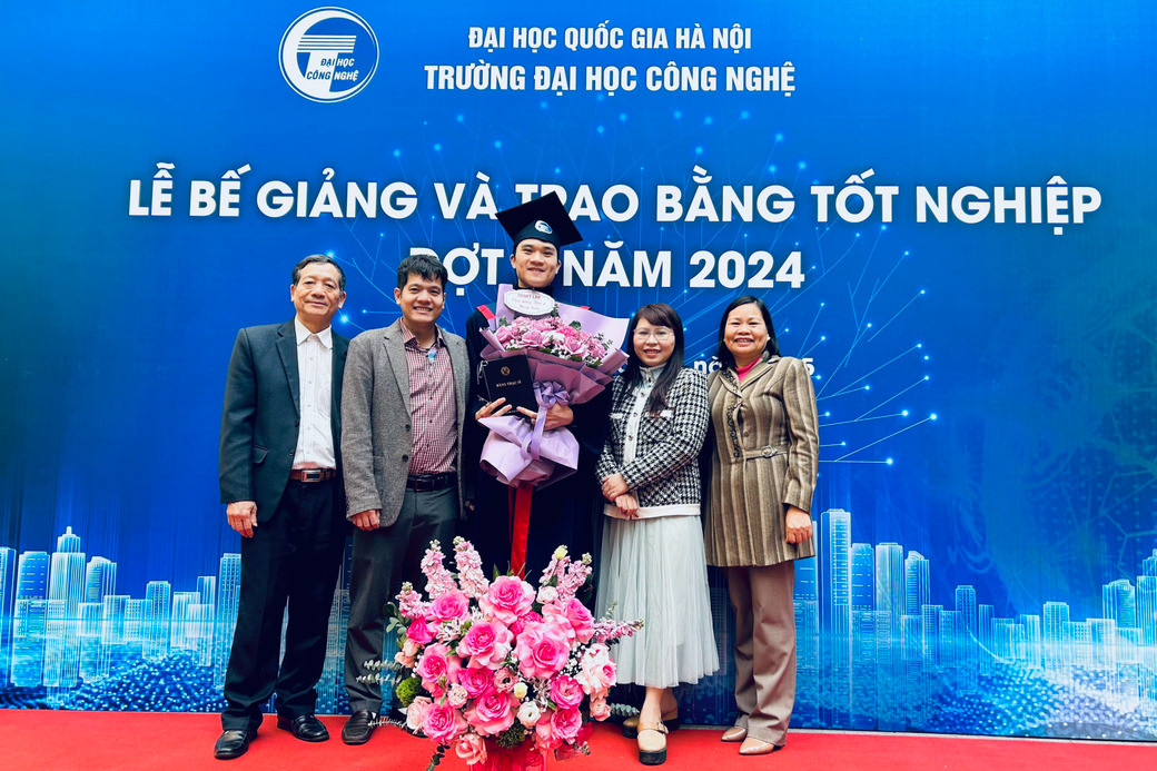 Huy Sơn cùng gia đình và giảng viên hướng dẫn luận văn Thạc sĩ - Tiến sĩ Lê Đức Trọng (thứ 2 từ trái sang) và Tiến sĩ Lê Hoàng Quỳnh (thứ 2 từ phải sang). Huy Sơn cùng gia đình và giảng viên hướng dẫn luận văn Thạc sĩ - Tiến sĩ Lê Đức Trọng (thứ 2 từ trái sang) và Tiến sĩ Lê Hoàng Quỳnh (thứ 2 từ phải sang).