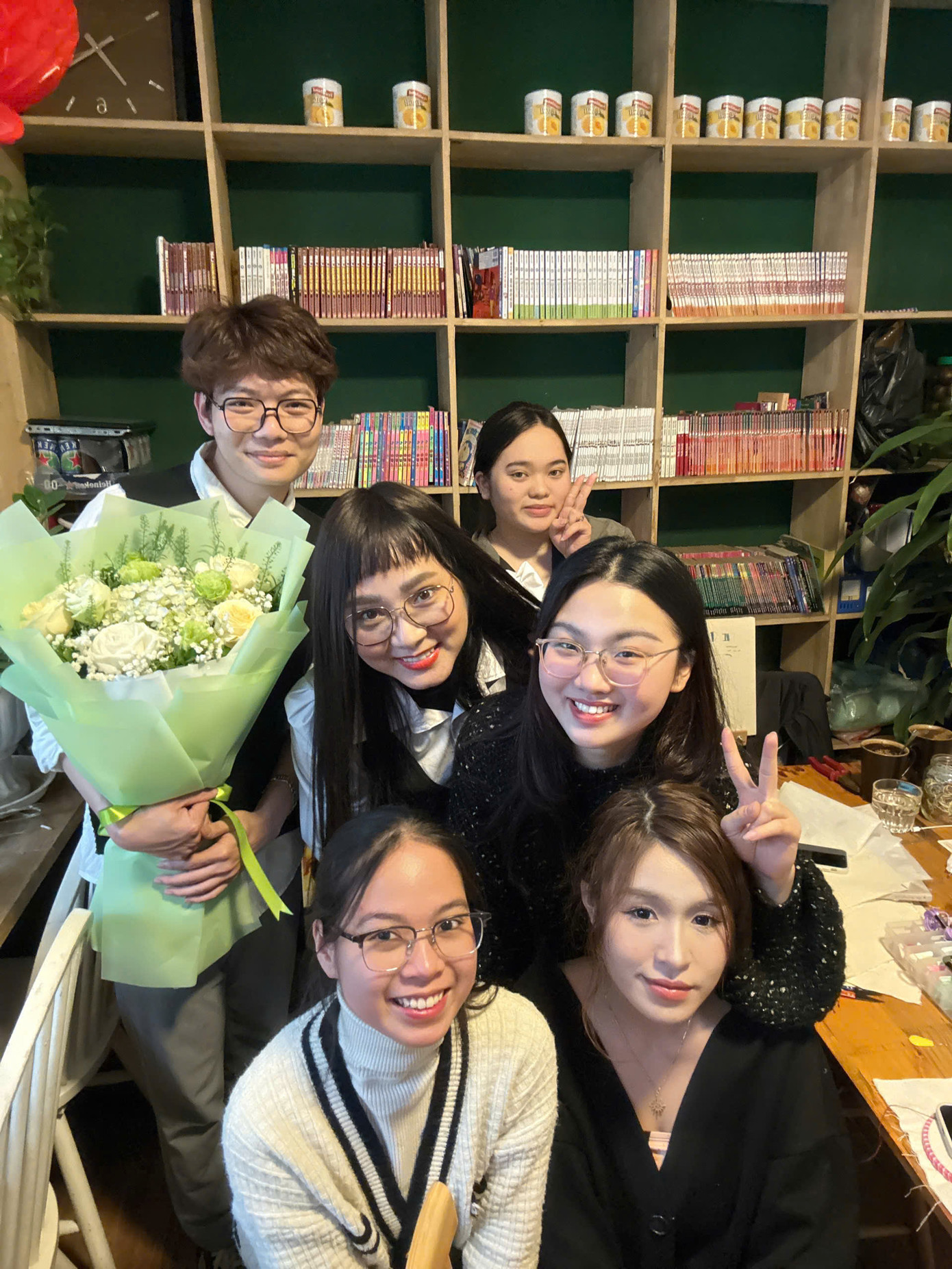 Nhà báo Quỳnh Hoa và các thực tập sinh tại Ban Sinh Viên - Hoa Học Trò. Nhà báo Quỳnh Hoa và các thực tập sinh tại Ban Sinh Viên - Hoa Học Trò.