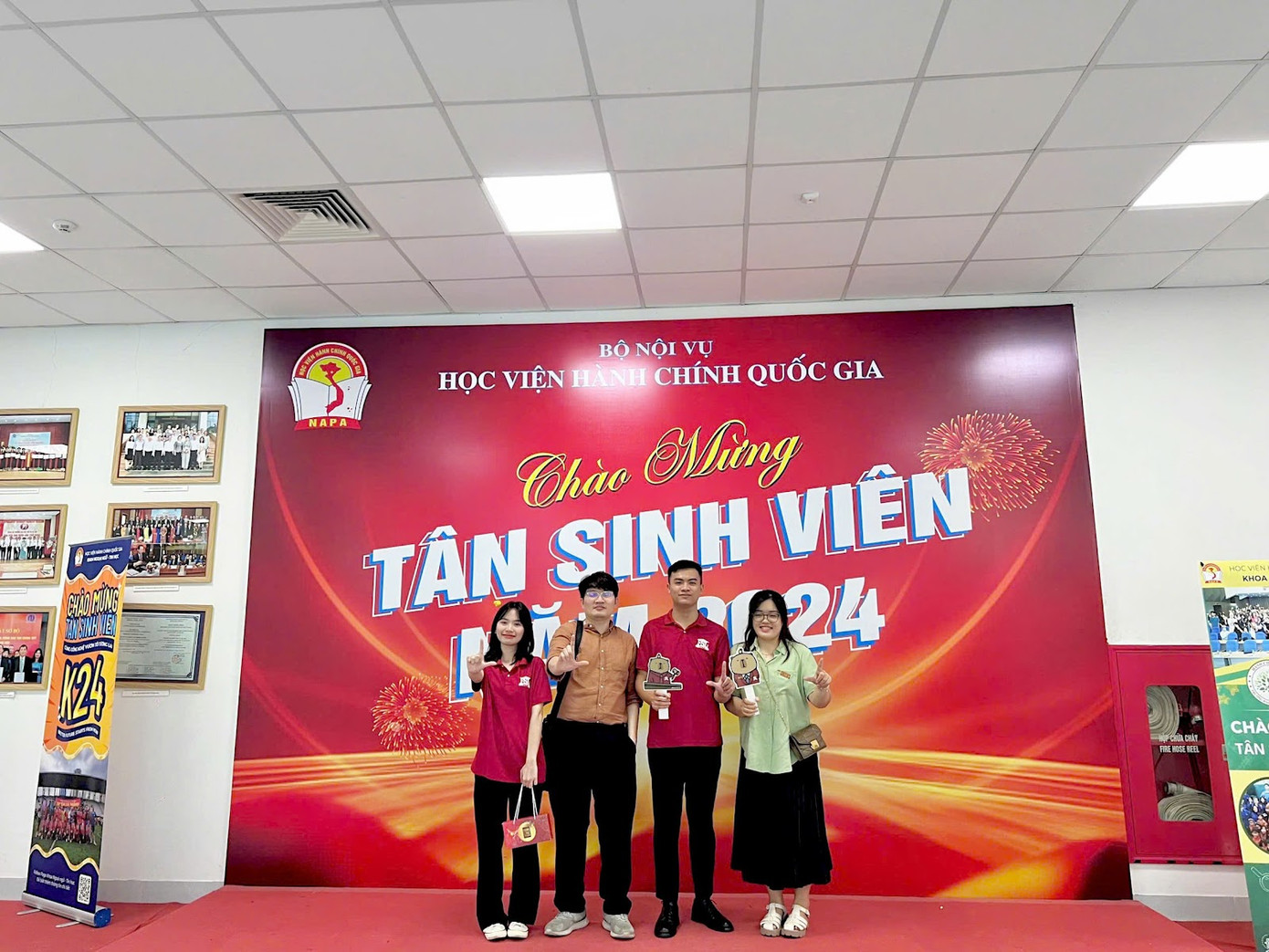 Việt Hưng (thứ 2 từ phải sang) đồng hành cùng hoạt động chào Tân sinh viên. Việt Hưng (thứ 2 từ phải sang) đồng hành cùng hoạt động chào Tân sinh viên.