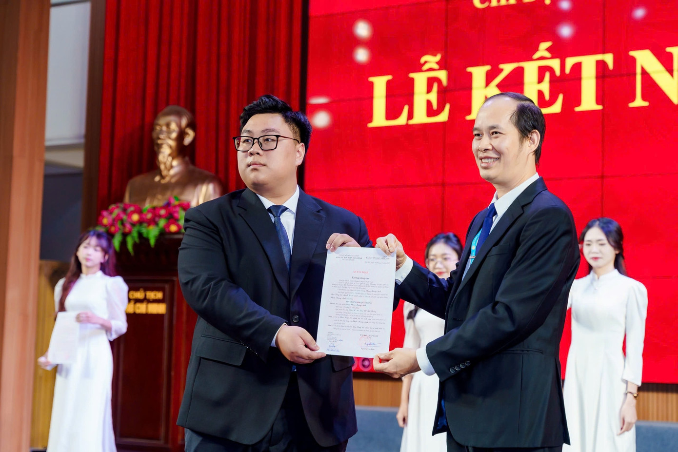 Lễ Kết nạp Đảng của Phạm Hoàng Anh.