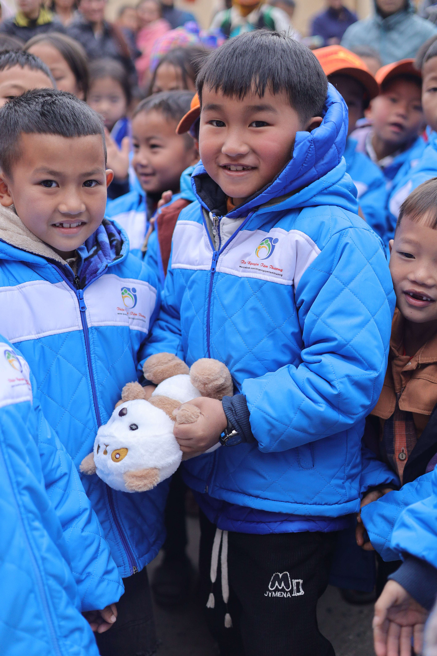 Nụ cười trên môi của trẻ thơ khi nhận quà từ chương trình. (Ảnh BTC)