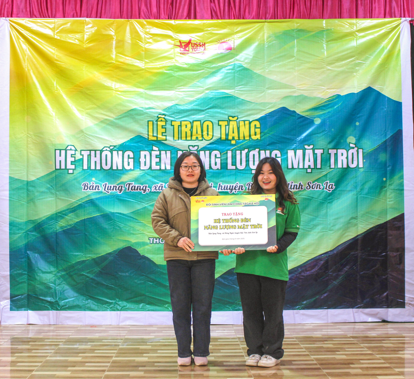 Lễ trao tặng Hệ thống đèn năng lượng mặt trời cho đại diện cơ quan ban ngành đoàn thể của bản Lung Tang và xã Hồng Ngài, huyện Bắc Yên, tỉnh Sơn La. Lễ trao tặng Hệ thống đèn năng lượng mặt trời cho đại diện cơ quan ban ngành đoàn thể của bản Lung Tang và xã Hồng Ngài, huyện Bắc Yên, tỉnh Sơn La.