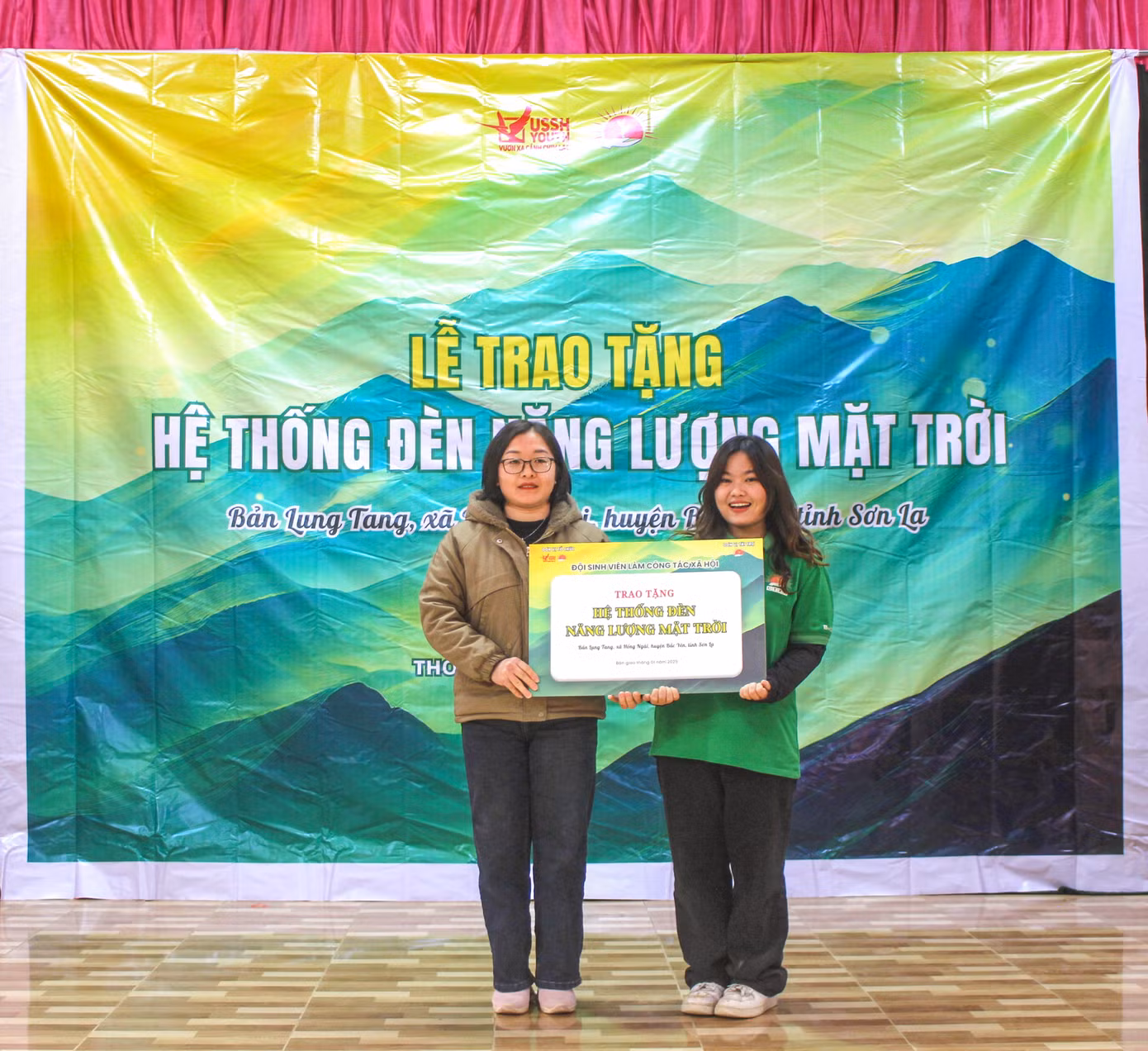 Lễ trao tặng Hệ thống đèn năng lượng mặt trời cho đại diện cơ quan ban ngành đoàn thể của bản Lung Tang và xã Hồng Ngài, huyện Bắc Yên, tỉnh Sơn La.