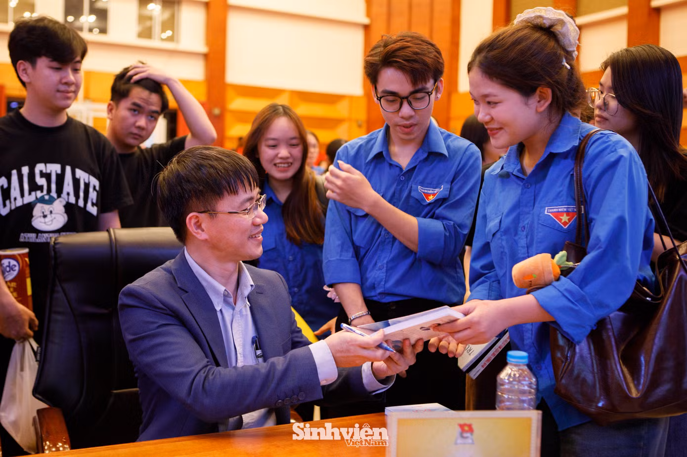 Tác giả, nhà báo Nguyễn Tuấn Anh ký tặng cuốn sách Trường học hay Trường đời cho sinh viên VYA.