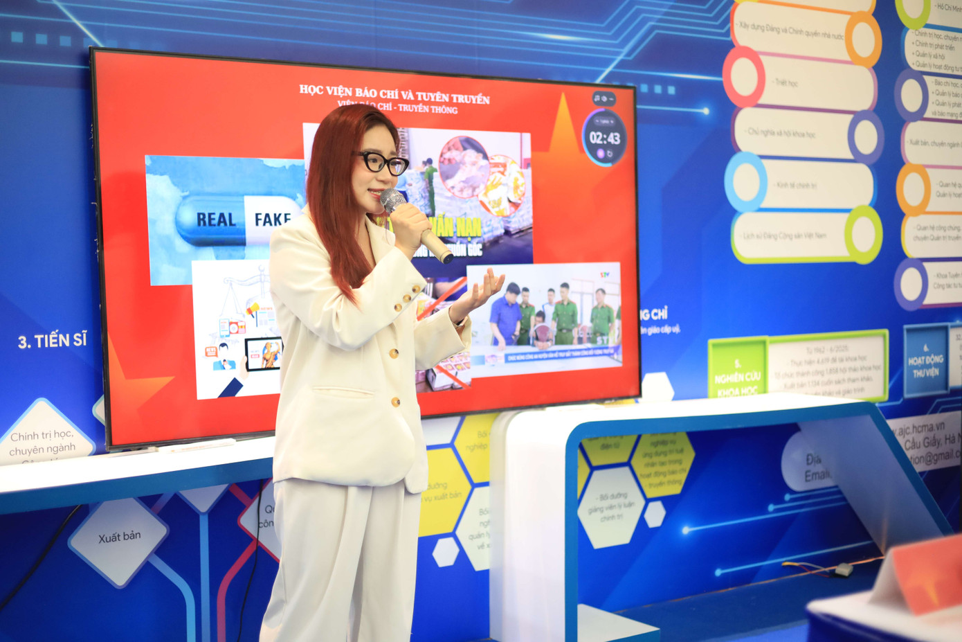 Phần thi hùng biện đầy đầu tư, thể hiện tư duy sắc sảo và tinh thần trách nhiệm của sinh viên. Phần thi hùng biện đầy đầu tư, thể hiện tư duy sắc sảo và tinh thần trách nhiệm của sinh viên.