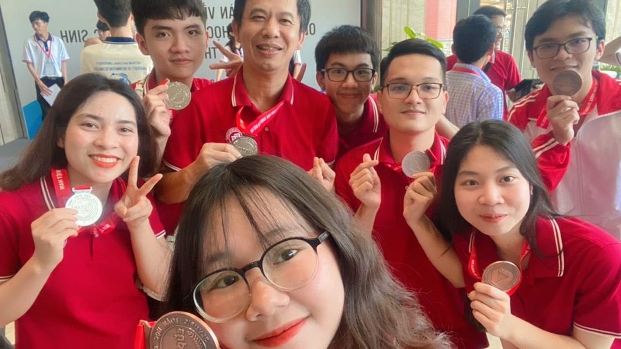 Đoàn sinh viên Trường Đại học Ngoại thương cùng thầy Phùng Duy Quang tại kỳ thi Olympic Toán học sinh viên và học sinh toàn quốc lần thứ 30. Đoàn sinh viên Trường Đại học Ngoại thương cùng thầy Phùng Duy Quang tại kỳ thi Olympic Toán học sinh viên và học sinh toàn quốc lần thứ 30.