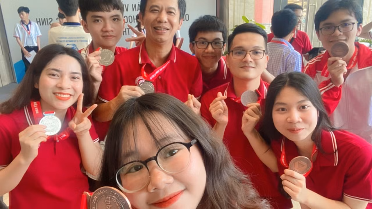 Đoàn sinh viên Trường Đại học Ngoại thương cùng thầy Phùng Duy Quang tại kỳ thi Olympic Toán học sinh viên và học sinh toàn quốc lần thứ 30.