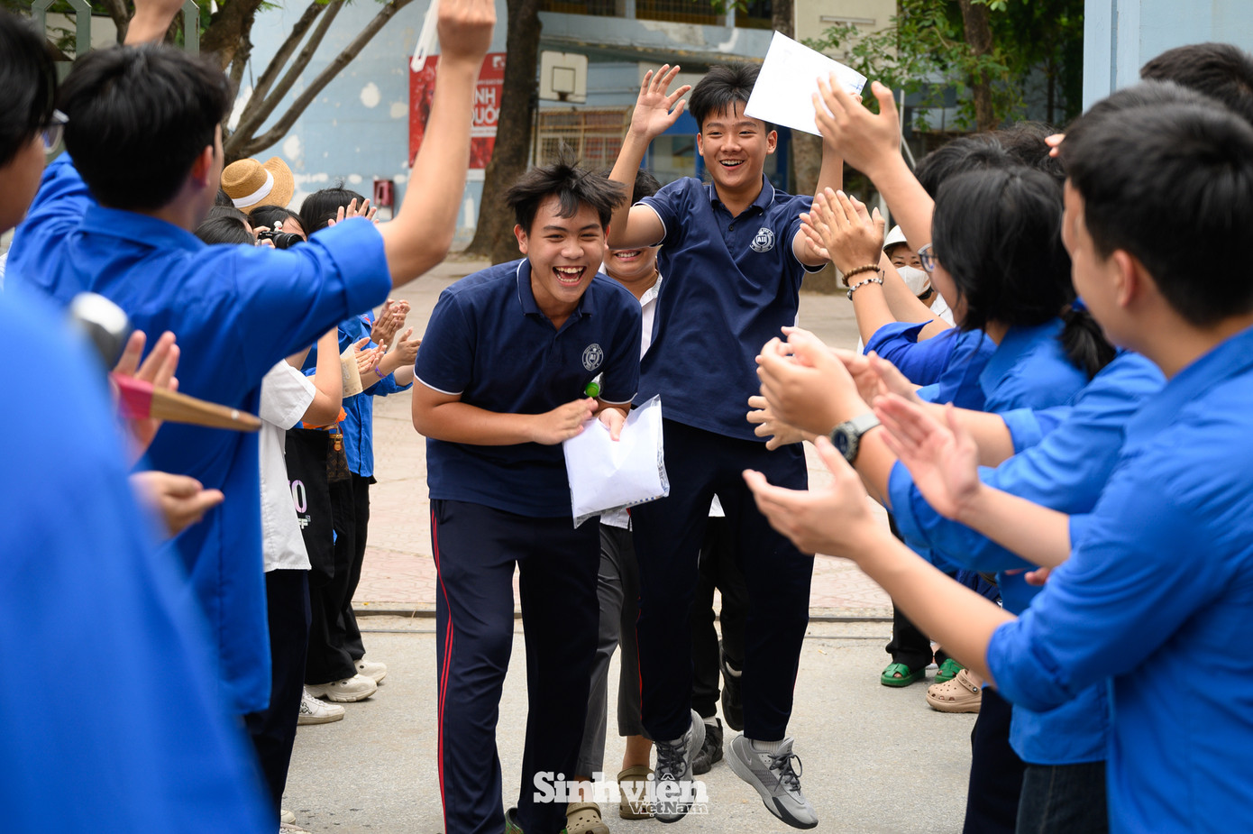 Luôn túc trực tại các điểm thi, lực lượng tình nguyện viên "Tiếp sức mùa thi" đã nhiệt tình hỗ trợ, đồng hành cùng thí sinh và phụ huynh.