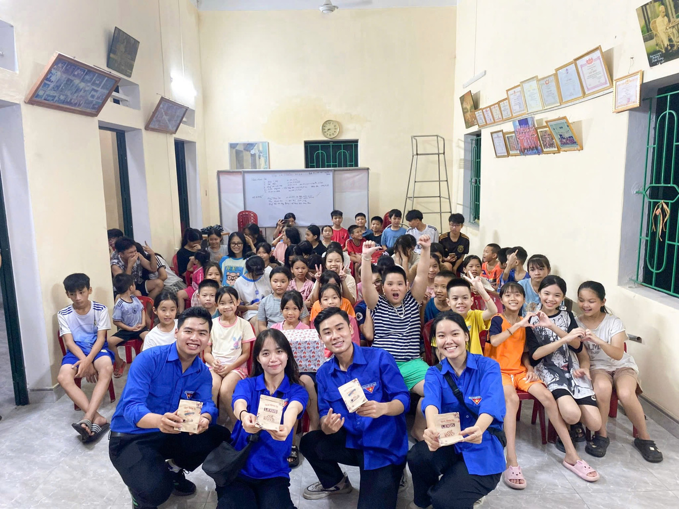 Đức Anh trong màu áo xanh tình nguyện – hình ảnh quen thuộc gắn với những hoạt động sẻ chia đầy ý nghĩa suốt nhiều năm qua. Đức Anh trong màu áo xanh tình nguyện – hình ảnh quen thuộc gắn với những hoạt động sẻ chia đầy ý nghĩa suốt nhiều năm qua.