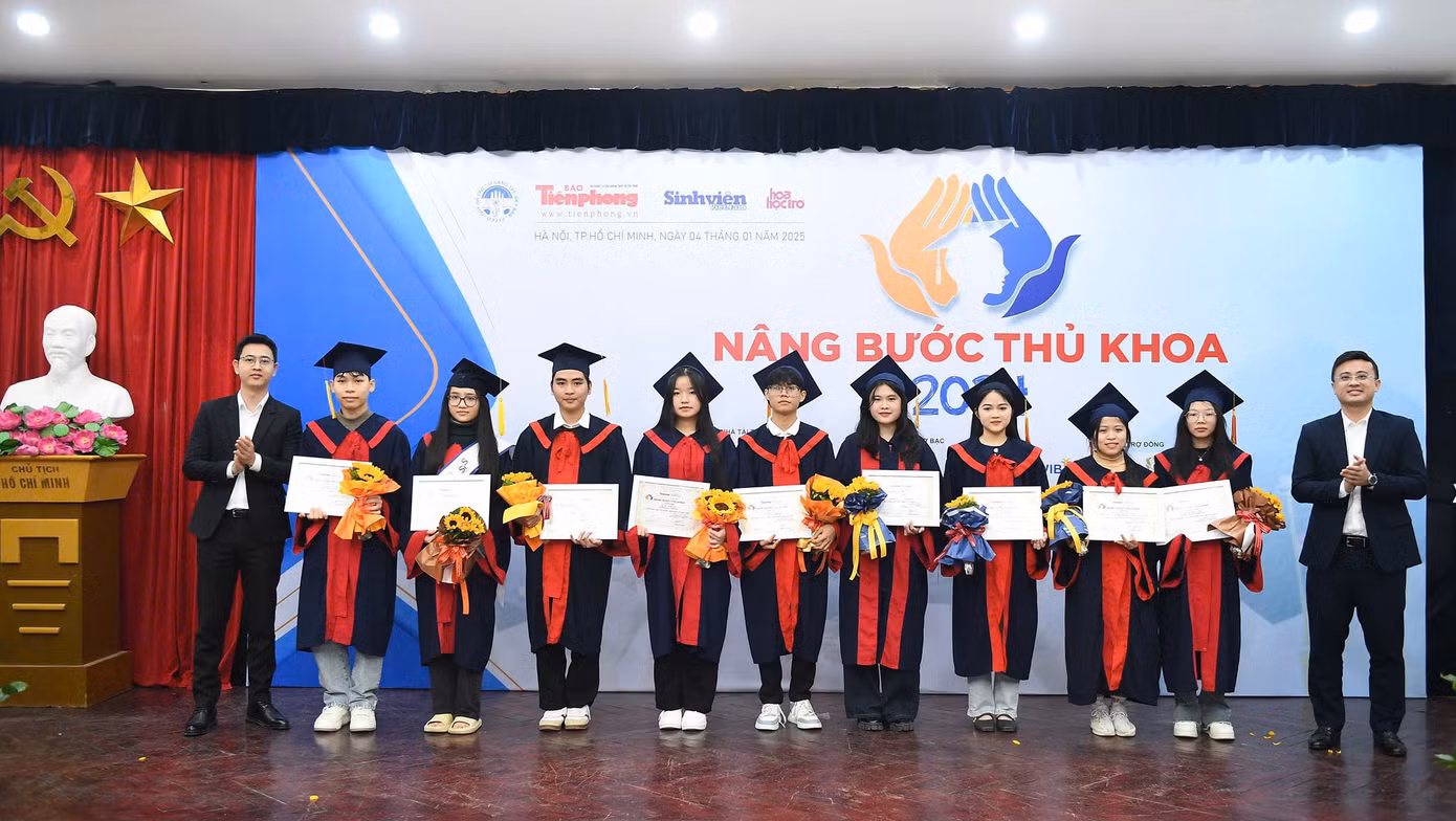 Nhật Duy vinh dự được nhận học bổng "Nâng bước Thủ khoa" do báo Tiền Phong trao tặng.