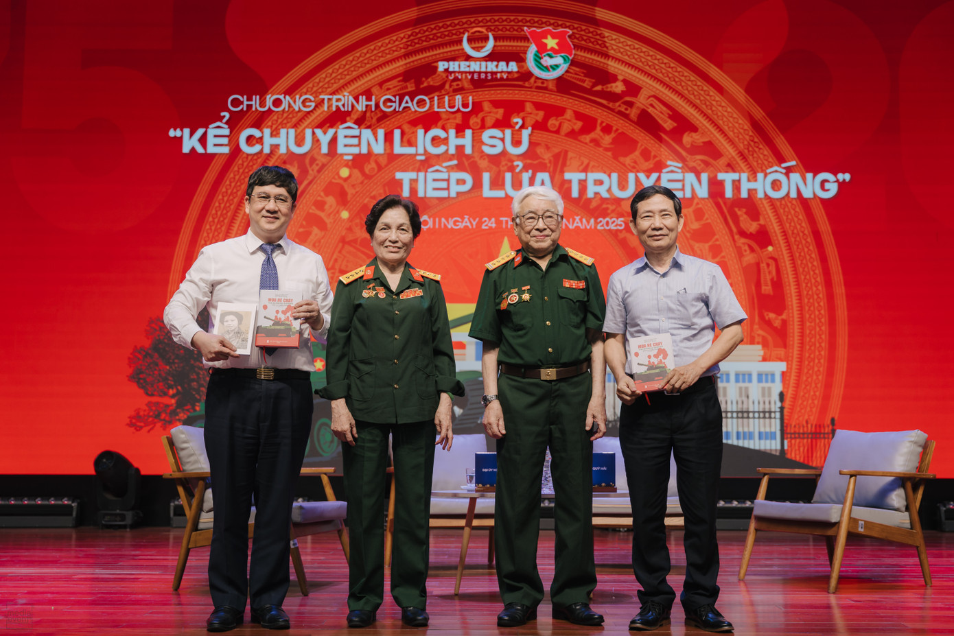 Chương trình “Kể chuyện lịch sử – Tiếp lửa truyền thống” tại Đại học Phenikaa góp phần lan tỏa tinh thần yêu nước và giáo dục lý tưởng sống tích cực cho sinh viên. Chương trình “Kể chuyện lịch sử – Tiếp lửa truyền thống” tại Đại học Phenikaa góp phần lan tỏa tinh thần yêu nước và giáo dục lý tưởng sống tích cực cho sinh viên.