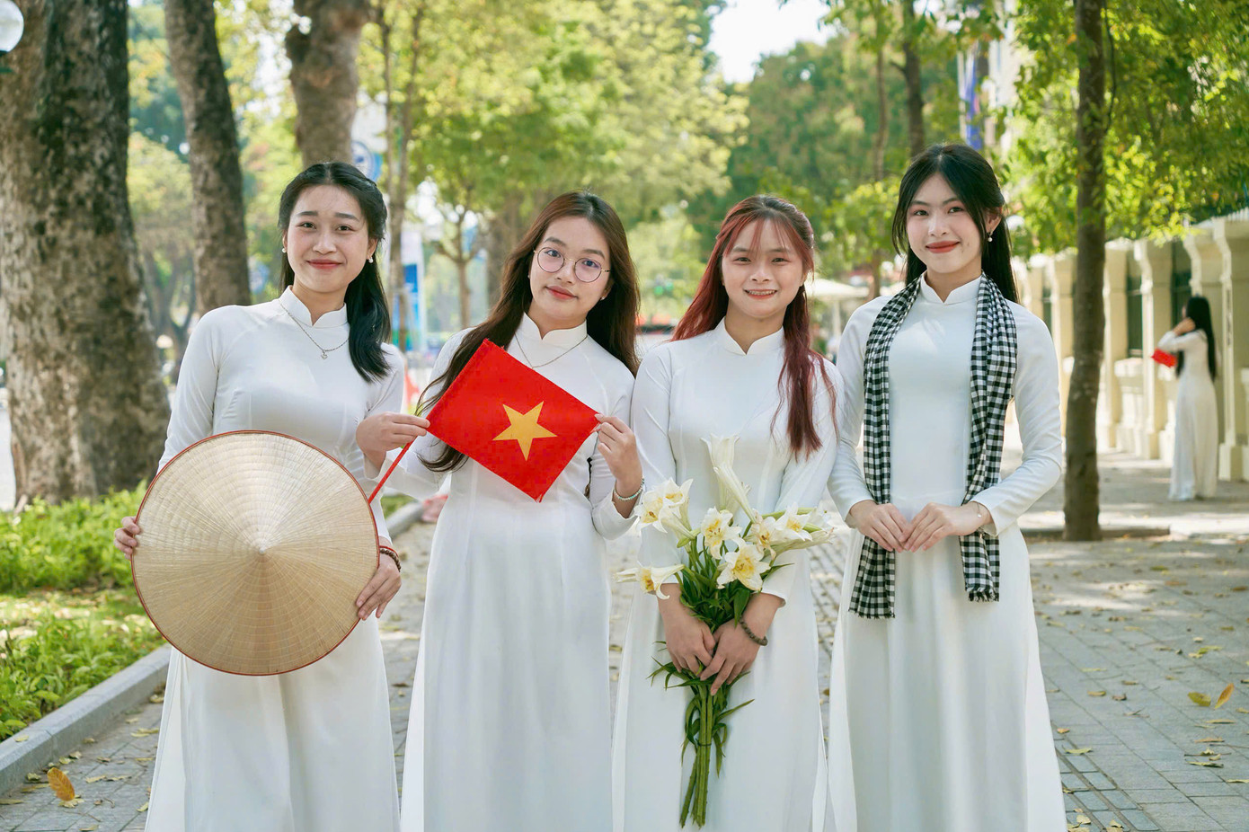 Tà áo dài trắng dịu dàng, lời tri ân sâu sắc của người trẻ nhân kỷ niệm 50 năm Ngày Giải phóng miền Nam thống nhất đất nước. Tà áo dài trắng dịu dàng, lời tri ân sâu sắc của người trẻ nhân kỷ niệm 50 năm Ngày Giải phóng miền Nam thống nhất đất nước.