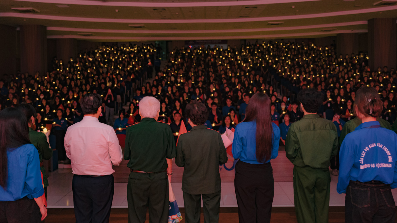 Khoảnh khắc sinh viên Phenikaa đồng loạt thắp nến – như một lời hứa sẽ gìn giữ và tiếp nối ngọn lửa truyền thống. Khoảnh khắc sinh viên Phenikaa đồng loạt thắp nến – như một lời hứa sẽ gìn giữ và tiếp nối ngọn lửa truyền thống.
