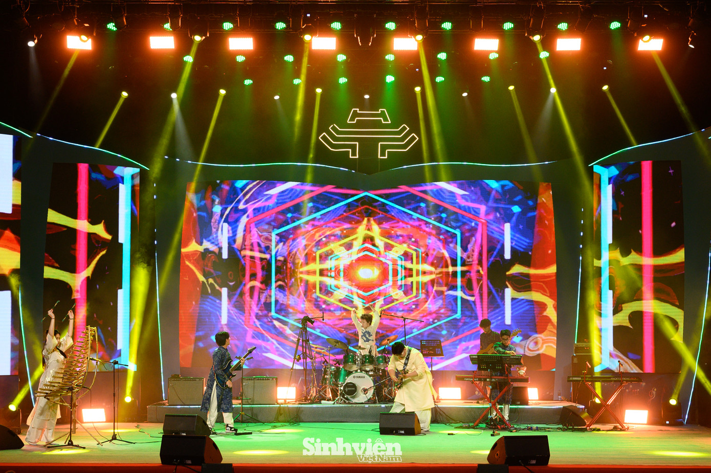 Ngay sau phần khai mạc trang trọng, sân khấu Liên hoan đã thực sự bùng nổ với màn tranh tài đầy cảm xúc và không kém phần chuyên nghiệp của 7 ban nhạc tài năng đến từ 7 trường THPT khác nhau. Các tiết mục trình diễn trong vòng Chung khảo đều được chuẩn bị hết sức công phu, không chỉ thể hiện tài năng âm nhạc vượt trội mà còn cho thấy sự sáng tạo không ngừng của các bạn trẻ.