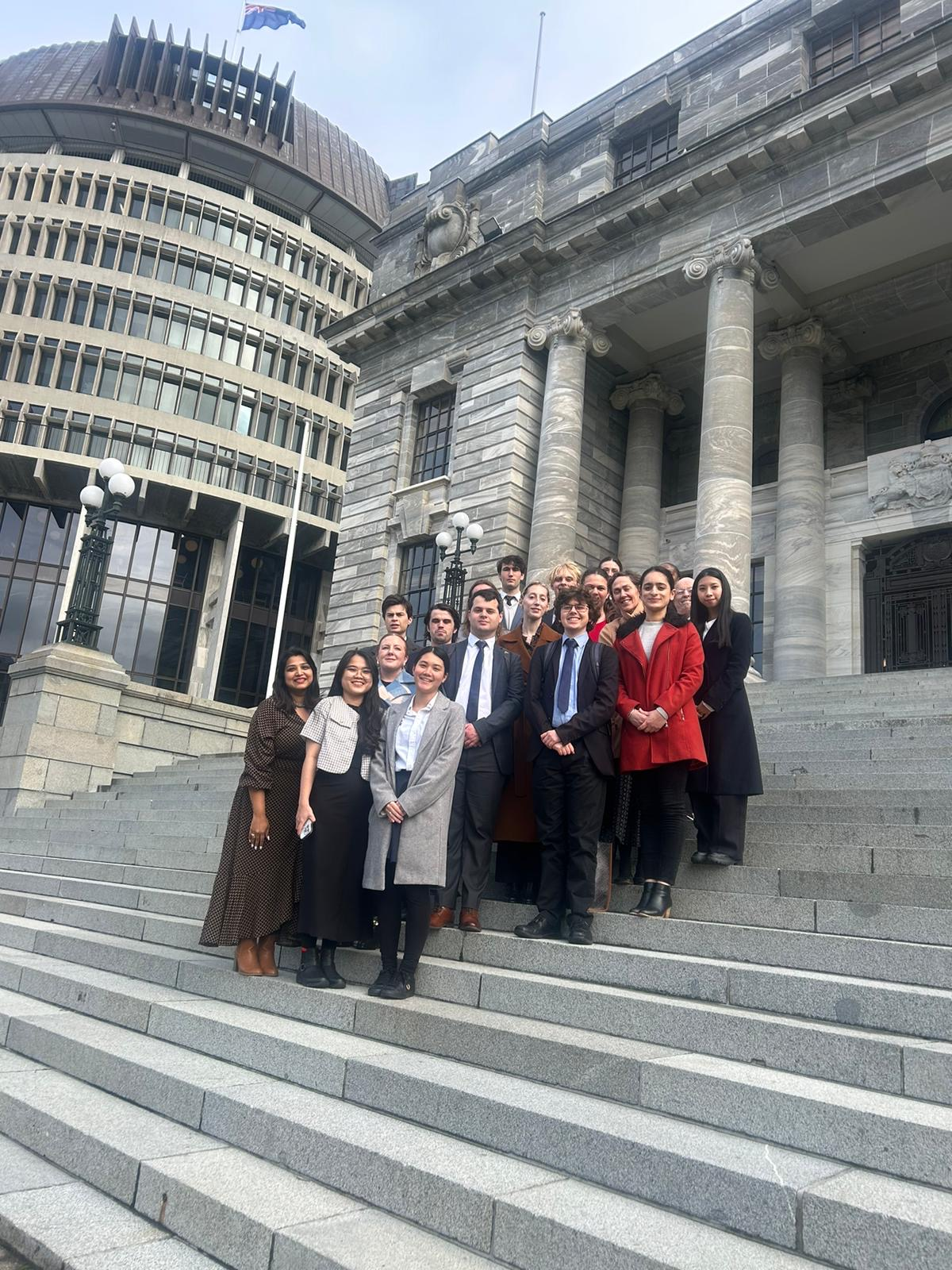 Hồng Đào trong chuyến đi field trip tại Tòa nhà quốc hội New Zealand. Hồng Đào trong chuyến đi field trip tại Tòa nhà quốc hội New Zealand.