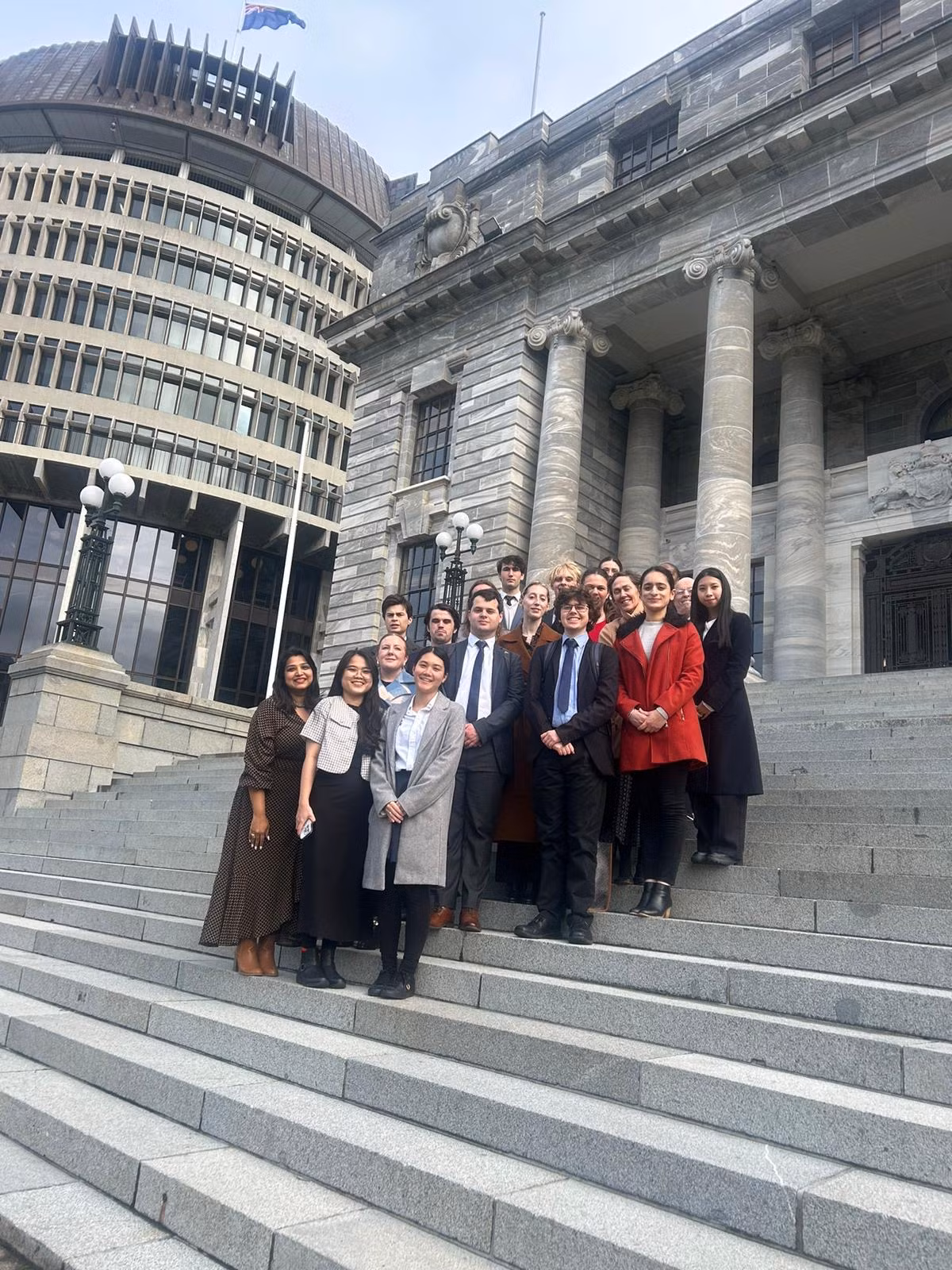 Hồng Đào trong chuyến đi field trip tại Tòa nhà quốc hội New Zealand.