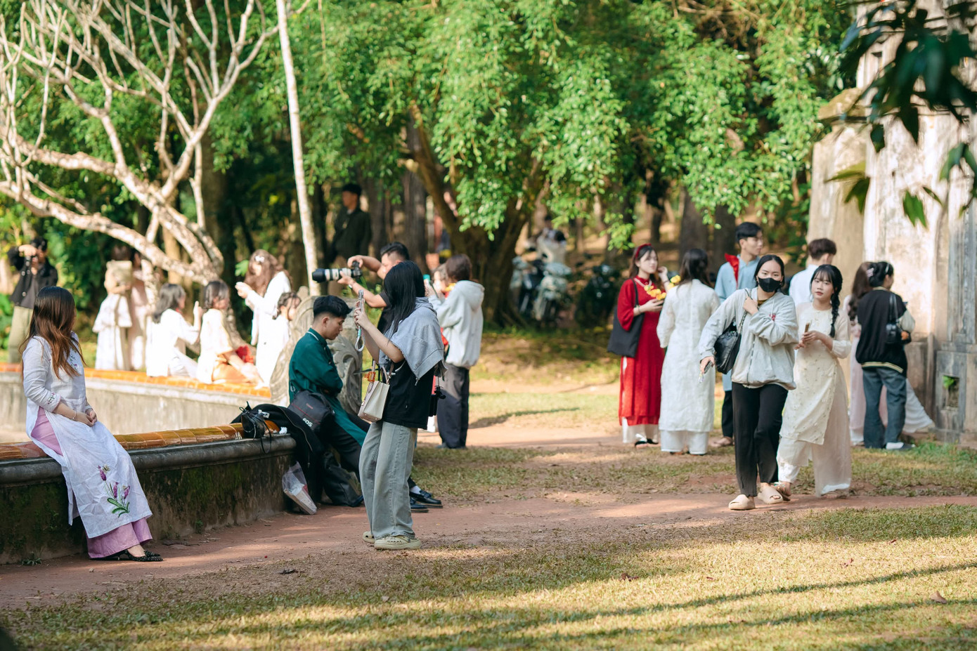 Các bạn trẻ chọn thời điểm buổi chiều để chụp ảnh tại chùa Từ Hiếu.