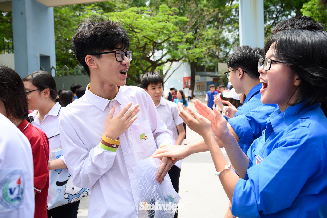 Niềm vui của sĩ tử và phụ huynh sau môn thi đầu tiên. Đây là năm đầu tiên học sinh cả nước thi tuyển sinh lớp 10 theo Chương trình giáo dục phổ thông 2018 với nhiều thay đổi trong cách ra đề thi, kiến thức cũng như quy chế thi. Chương trình mới này đòi hỏi người học phải tự rèn luyện, phát triển năng lực thật sự thay vì cách học vẹt, học tủ.