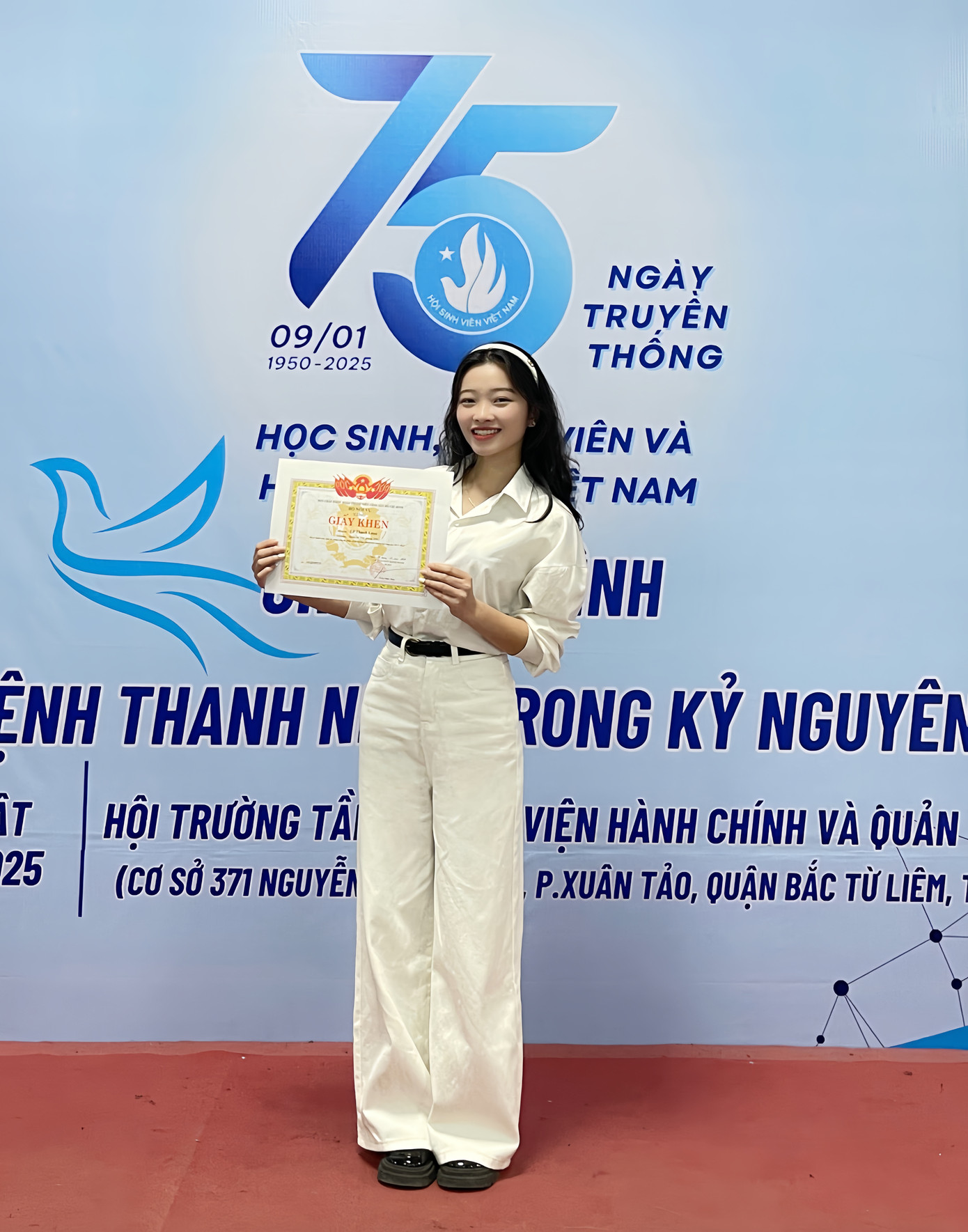 Mỗi tấm bằng khen là động lực giúp cô nàng tiếp tục học hỏi và phát triển.