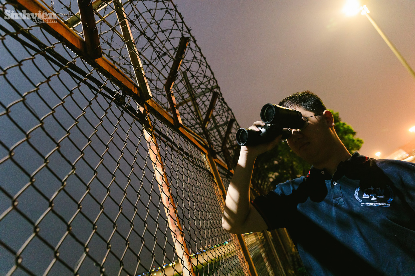 Gác lại những bộn bề của công việc chính tại Tòa án, Nguyễn Minh Khuê dành trọn những ngày cuối tuần cho niềm đam mê 'săn' ảnh máy bay. "Để trở thành một air spotter, trang thiết bị tối thiểu cần có là ống nhòm, máy ảnh và các loại ống kính chuyên dụng.