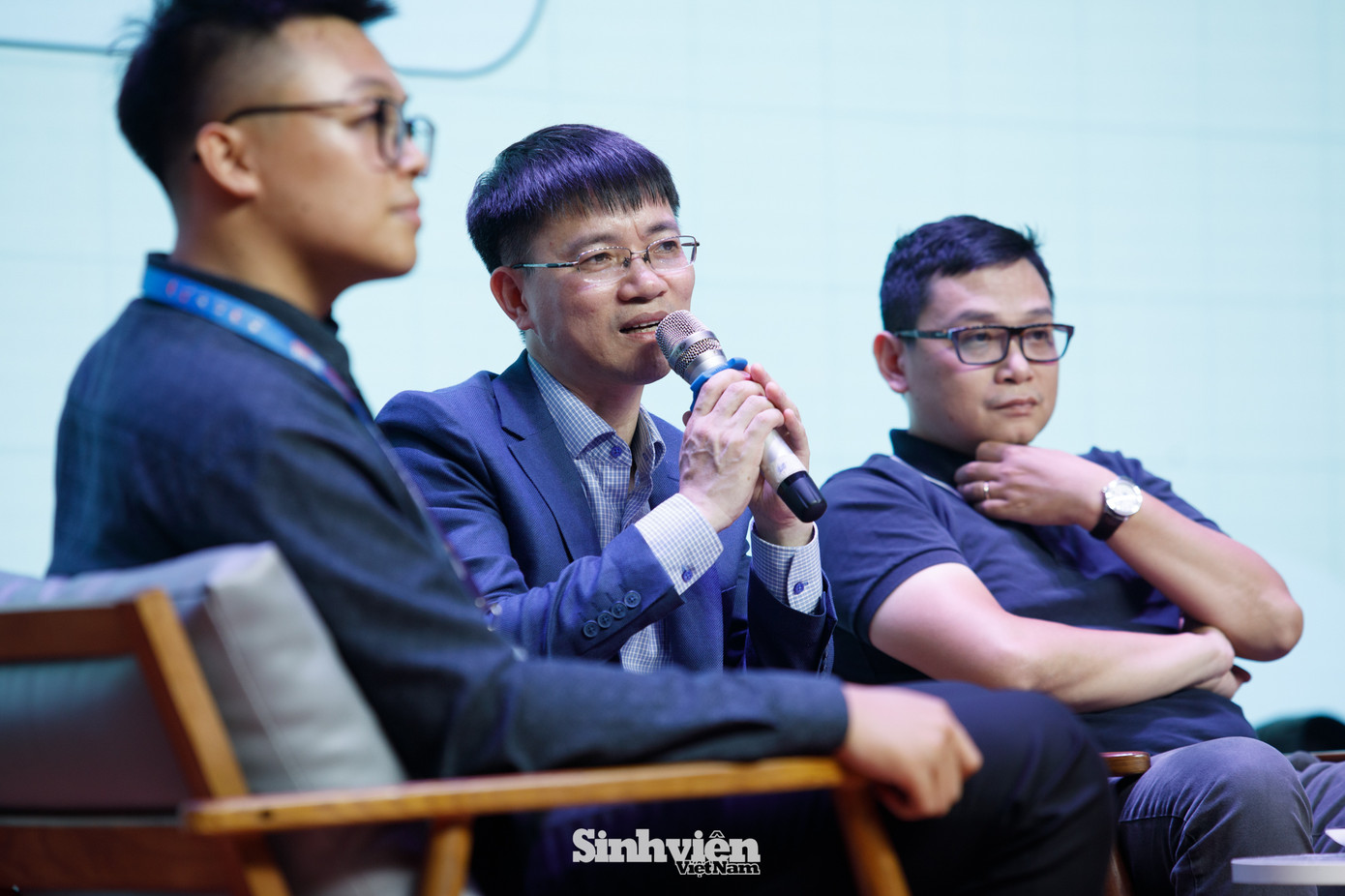 Đáp lại tinh thần hăng say học hỏi của các bạn sinh viên, các diễn giả đã tâm huyết chia sẻ những kiến thức, kinh nghiệm thực tế để sinh viên sẵn sàng tự lập trong kỷ nguyên số. Theo các diễn giả, bằng cách làm chủ công nghệ (như AI) song song với việc củng cố kiến thức nền tảng, xây dựng thương hiệu cá nhân... sinh viên có thể tự tin đứng vững trong thị trường lao động.