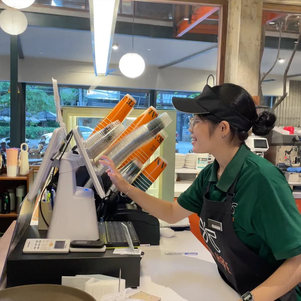 Cô nàng năm nhất của khoa Quốc tế, Đại học Huế dự định sẽ mua laptop và máy ảnh sau khi có lương. Cô nàng năm nhất của khoa Quốc tế, Đại học Huế dự định sẽ mua laptop và máy ảnh sau khi có lương.