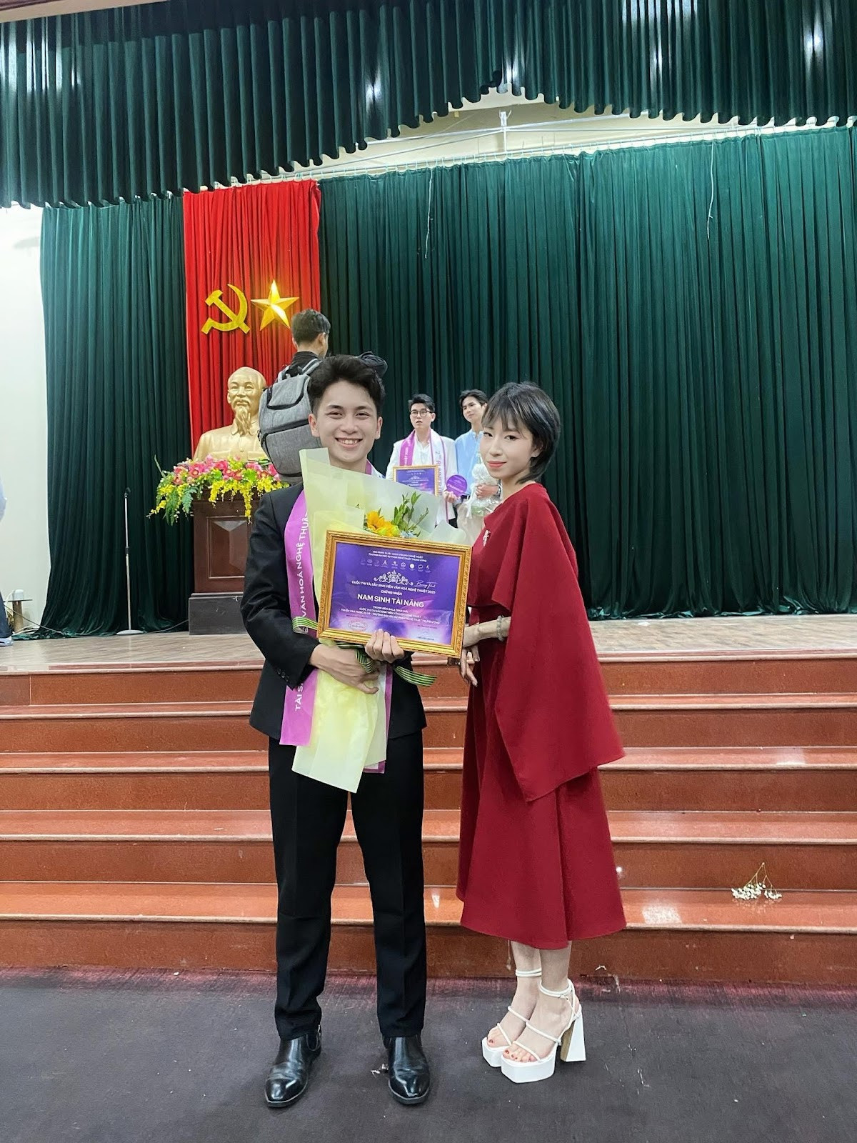 Văn Thành và trưởng ban tổ chức Đỗ Uyển Linh Chi.