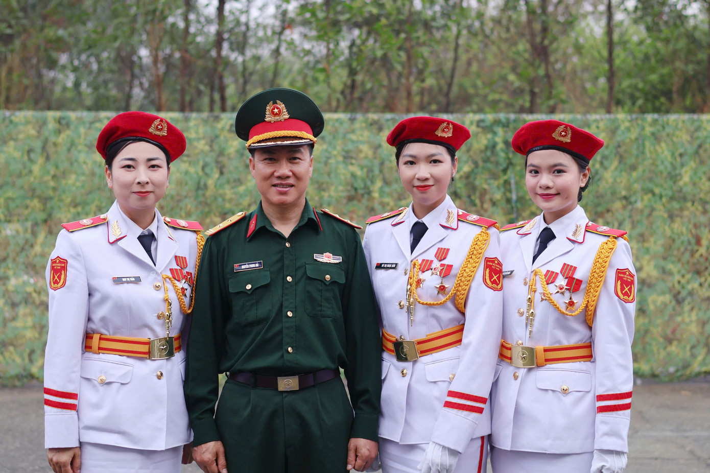 Hiền Ngân (đầu tiên từ phải sang) rạng rỡ trong đội hình Nữ quân nhạc.