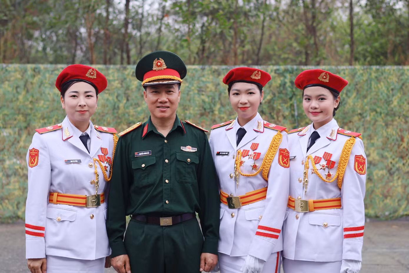 Hiền Ngân (đầu tiên từ phải sang) rạng rỡ trong đội hình Nữ quân nhạc. Hiền Ngân (đầu tiên từ phải sang) rạng rỡ trong đội hình Nữ quân nhạc.