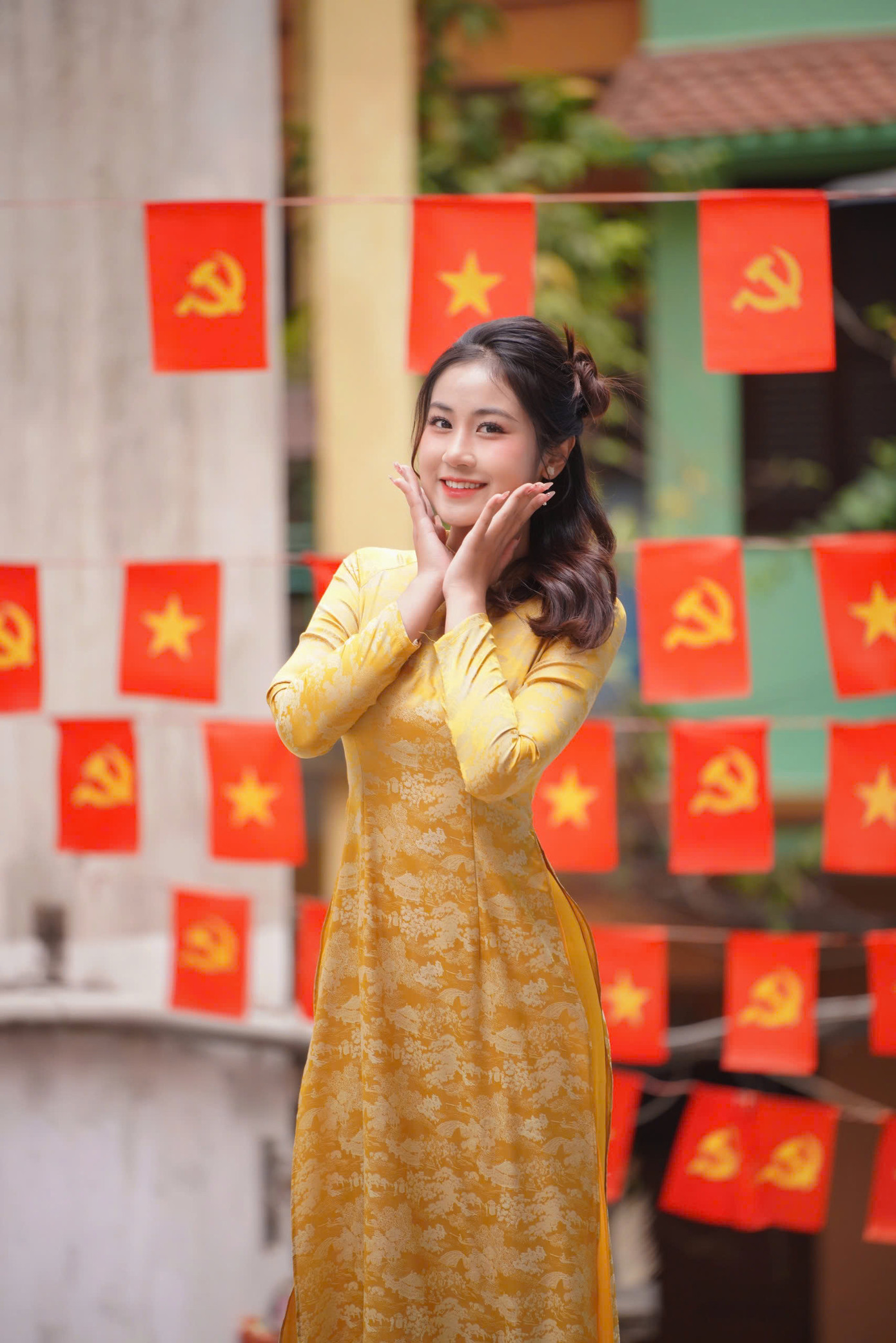 Cô Hoa khôi chọn áo dài truyền thống để đón Tết, thể hiện sự kết nối giữa hiện đại và truyền thống.